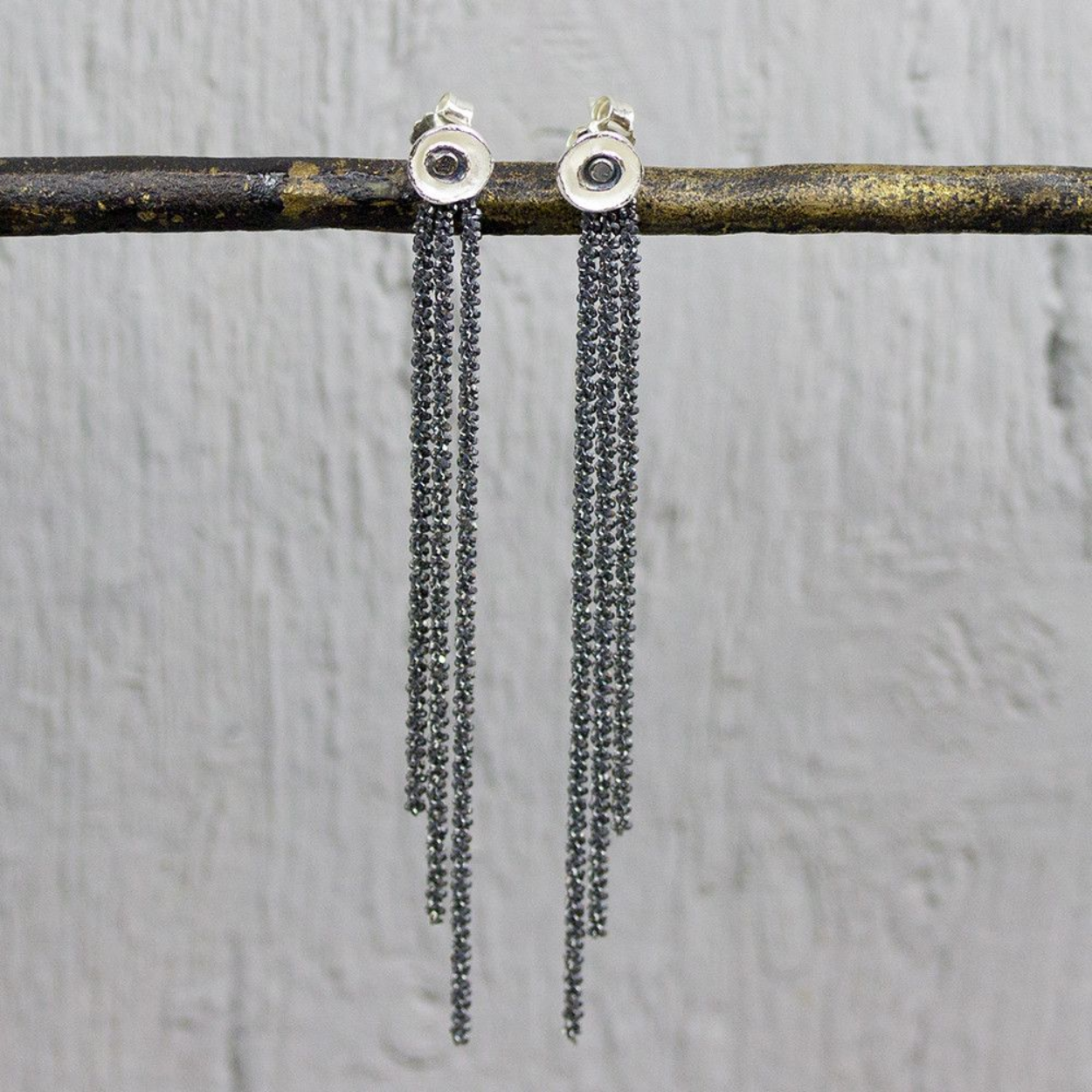 Oorhangers gemaakt van 925 geoxideerd sterling zilver ter aanvulling op een oorsteker of oorhanger. De hanger kan achter de oorsteker worden gedragen ter extra versiering.

Bij deze oorhangers zitten geen stekers inbegrepen!
