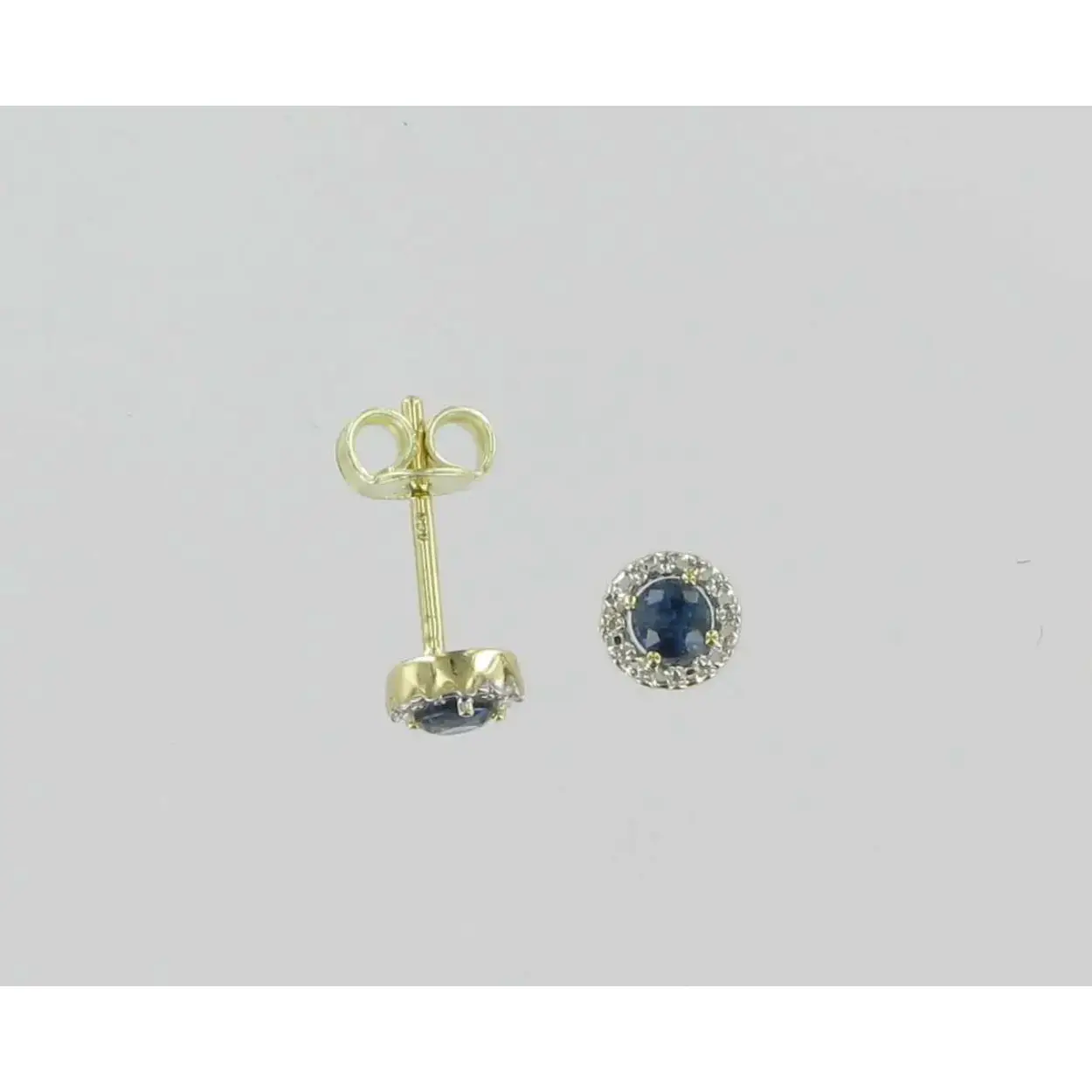 14K oorstekers blauw saffier.