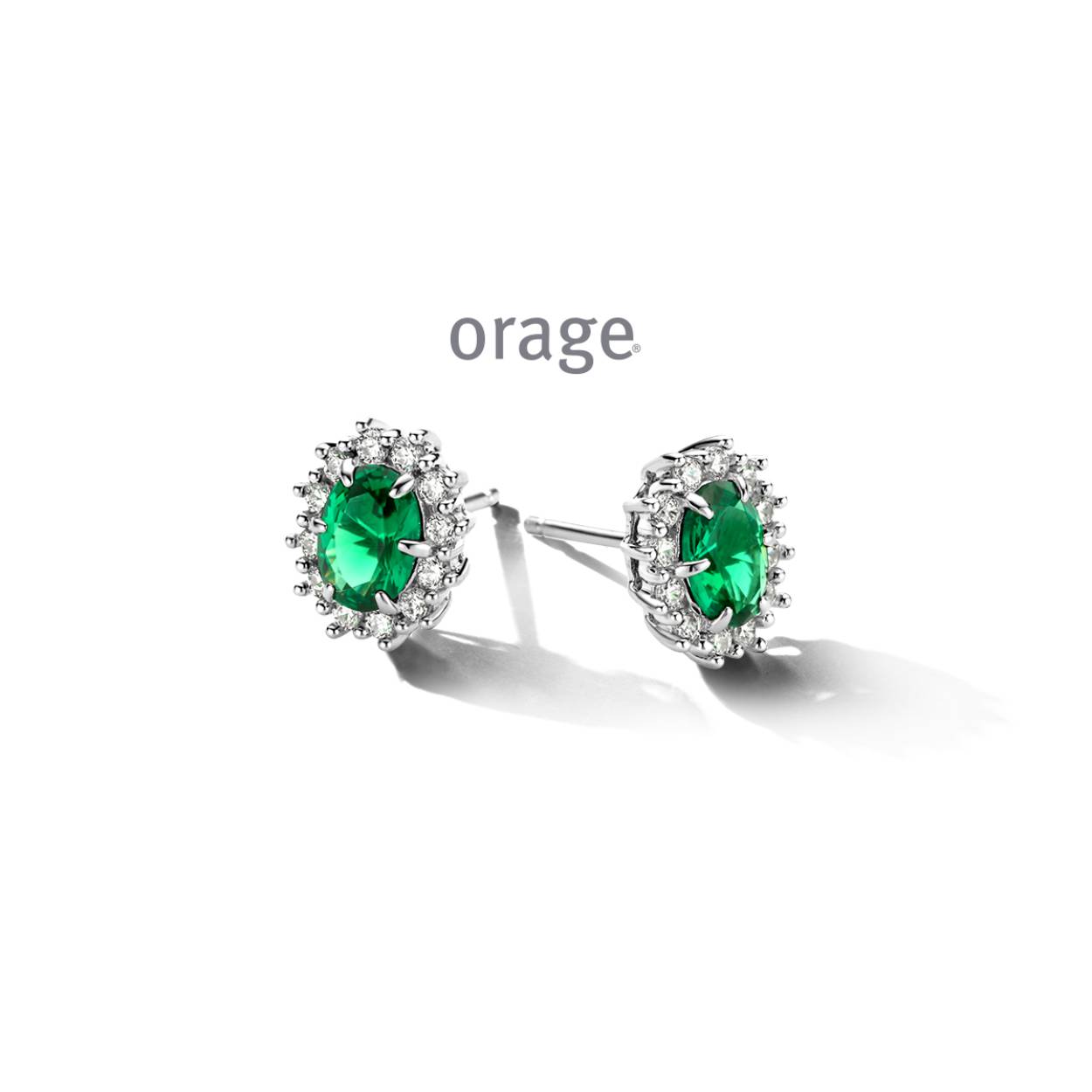 Zilveren oorstekers met zirkonium en synthetische smaragd
Bijhorende ketting met hanger en ring ook verkrijgbaar