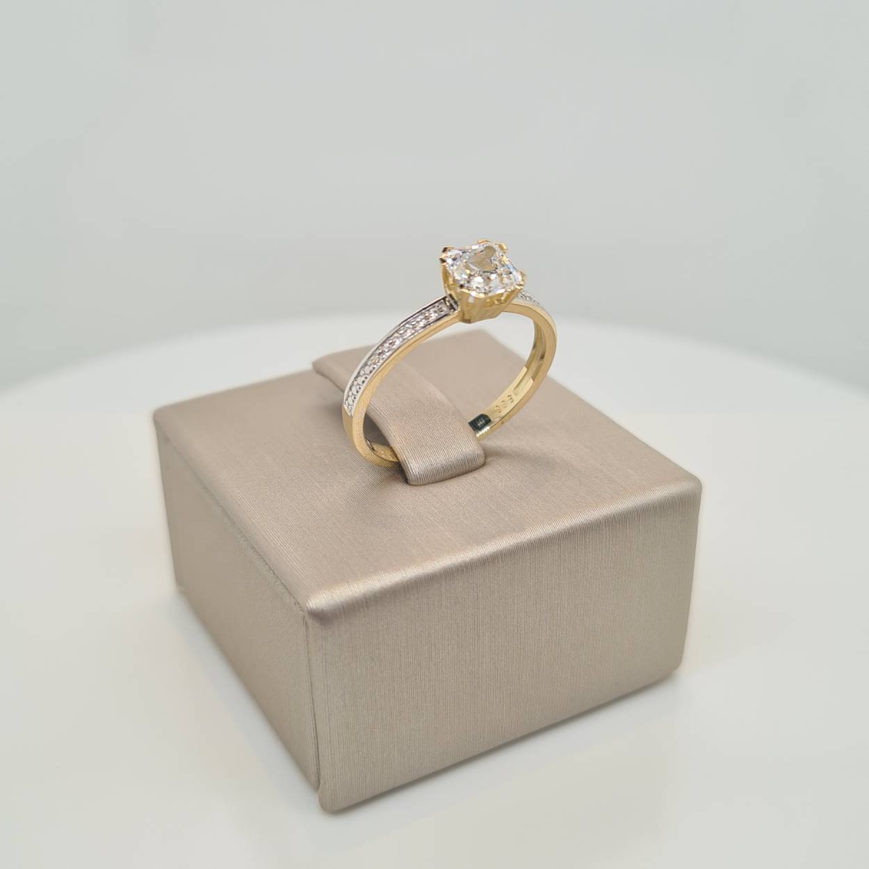 Prachtige 14krt gouden ring met zirkonia.

Deze ring is maat 52 (15.5mm), heeft u interesse in een andere maat? Neem dan contact met ons op