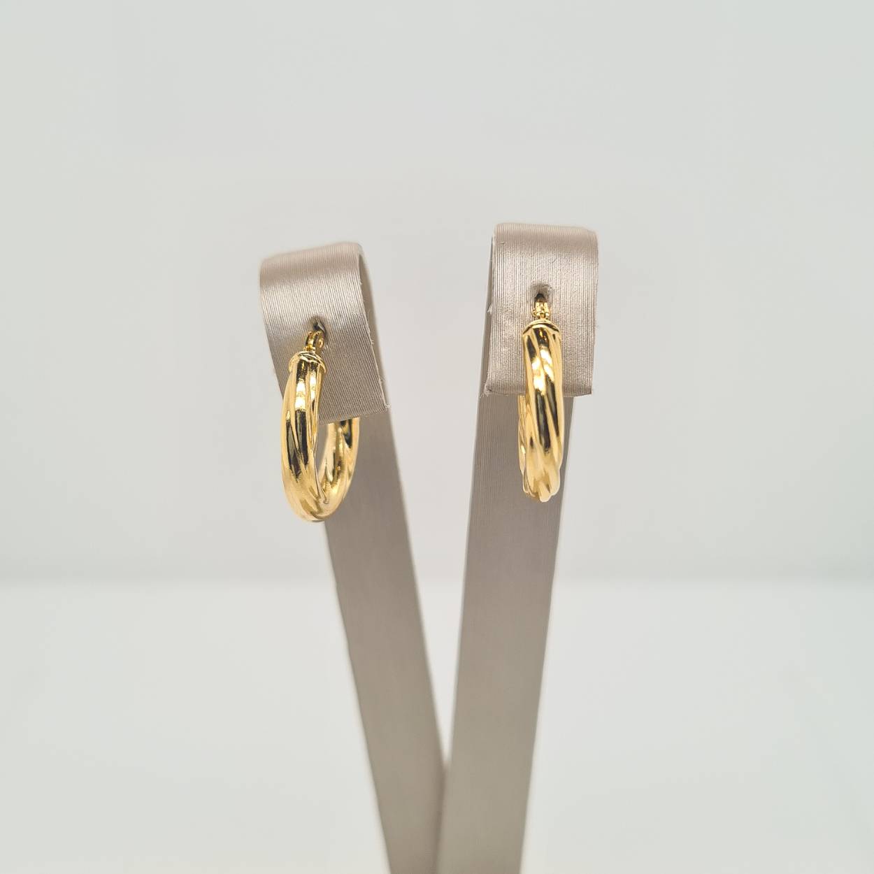 ZINZI Gold 14 karaat gouden oorringen 16mm met een trendy gedraaide buis van 3mm breed. Voorzien van een handige bovensluiting. Vervaardigd van geheel 14 karaat goud (585).
