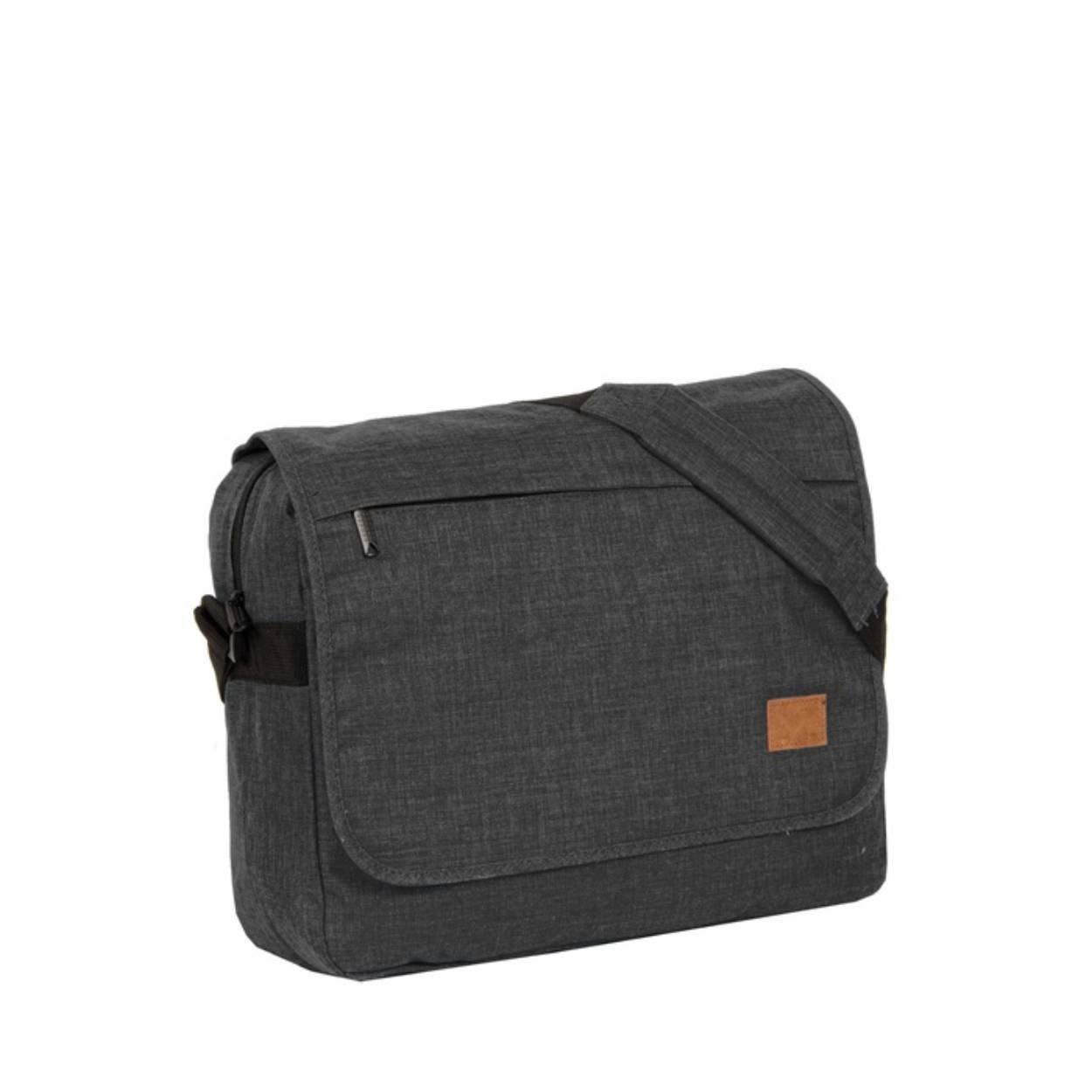 A4 tas voorzien van schouder riem en rits onder de klep.
Binnenzijde van de tas voorzien van een gepolsterd laptopvak.

Afmetingen:
Hoogte 30cm x breed 41 cm x diep 3cm