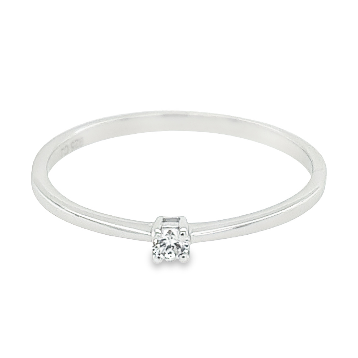 Deze prachtige zilveren ring met een gerhodineerde afwerking is een solitaire schoonheid met een grote zirkonia. De briljante zirkonia schittert als een diamant en is perfect voor dames die op zoek zijn naar een elegante, tijdloze toevoeging aan hun sieradencollectie. De zilverkleurige afwerking zorgt voor een subtiel accent en het materiaal is duurzaam genoeg om dagelijks te dragen. Dit sieraad is een speciaal item dat elke outfit compleet maakt en de aandacht trekt van iedereen om je heen.