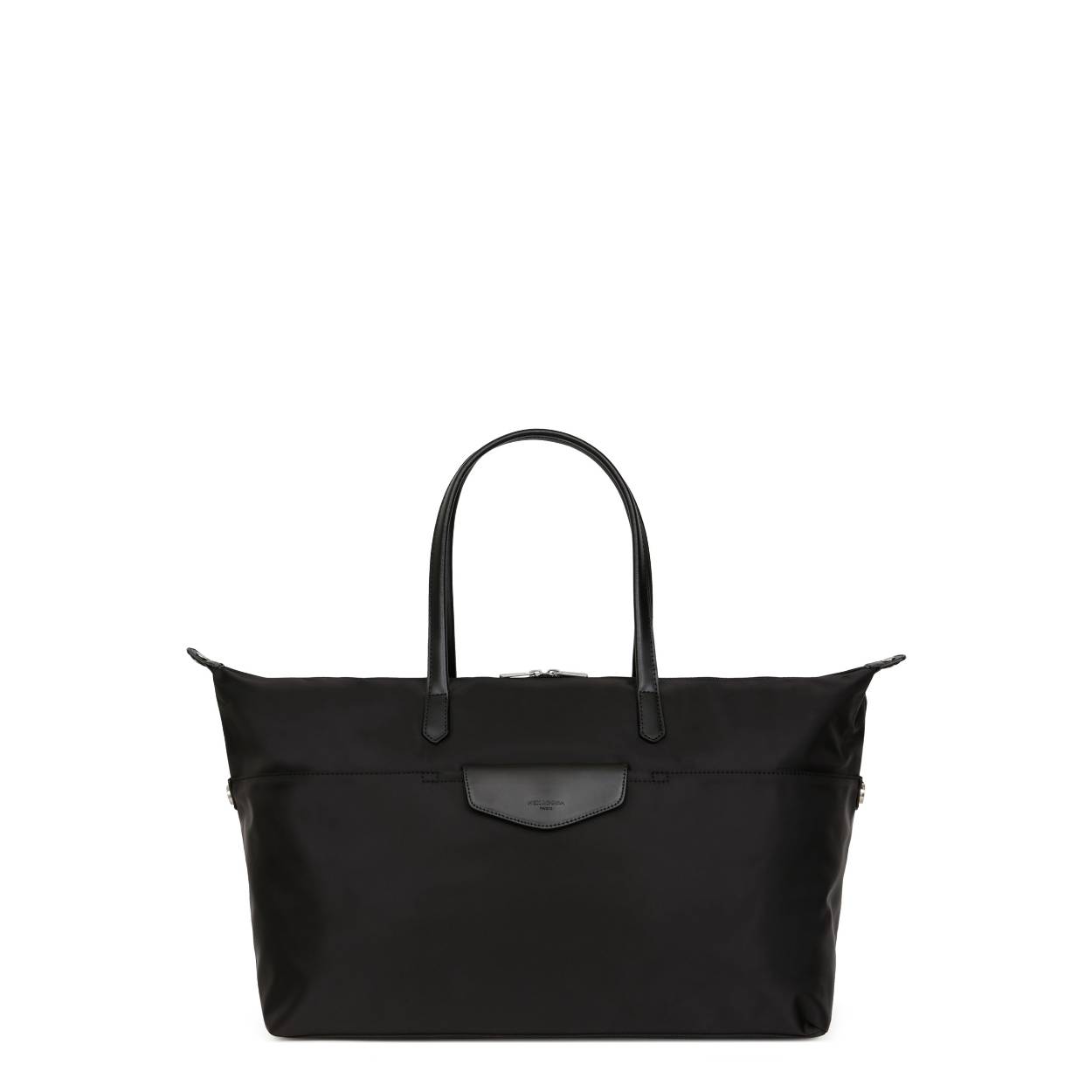 Elegante reisgenoot voor weekend weg of naar de sport. Of tijdens het shoppen te vullen met de mooiste spullen. Onder de toprits zit 1 hoofdvak en vak voorzien van rits en twee steek vakken.

Afmetingen:
Hoogte 30 cm x breedte 60cm x diep 20cm