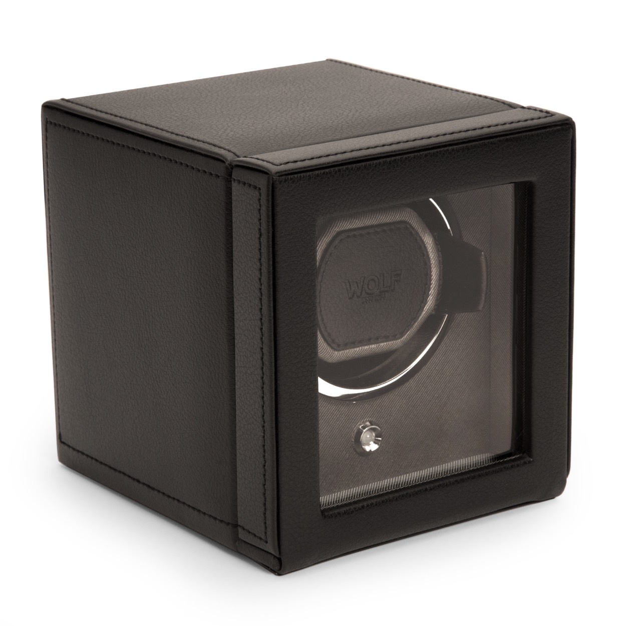 De Wolf watch winder is jong, slim en ongecompliceerd, de welp zorgt met gemak voor jouw horloge. Perfect geproportioneerd om jouw uurwerk veilig en precies te omhullen. Mis nooit meer een beat in jouw drukke leven. Met veganistisch leer, met chroom afgewerkte hardware en enkele opwindmodule.

KENMERKEN:
Gepatenteerde innovatie - Elke WOLF-wikkelaar telt het exacte aantal rotaties. Alle andere wikkelaars schatten het aantal rotaties.
Rotatie: startvertraging van 10 seconden, 900 TPD (Turns Per Day), gepatenteerde rotatieprogramma's - Intermitterende rotatie met voorgeprogrammeerde pauze- en slaapfasen.
Directionele instellingen: bidirectioneel
Batterijoptie: Optie om het apparaat op netstroom te laten werken (universele adapter meegeleverd) of AA-batterijen - alkaline of lithium (lithiumbatterijen gaan twee keer zo lang mee als alkalinebatterijen). Batterijen niet inbegrepen.

14CM L X 15.4CM W X 14.8CM H