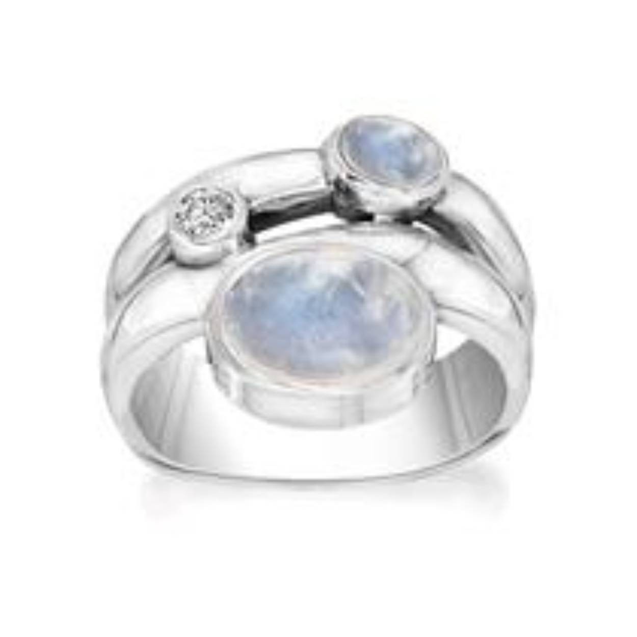 Deze sterling zilveren ring bevat één grote maansteen van 10 x 8 mm en één maansteen van 5 x 4 mm maansteen. Tussen beide maanstenen zit een 3 mm witte topaas.
