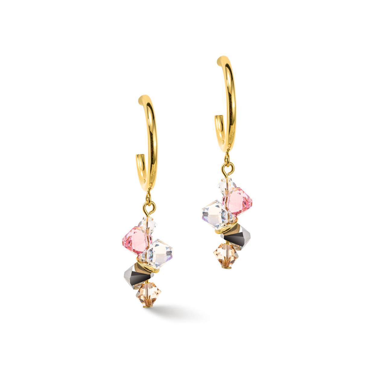 Heerlijke Coeur de Lion 4639/21-1920 goudkleurige en lichtroze Dancing Crystals oorbellen. Deze oorbellen zijn sprankelende eye catchers en de finishing touch voor jouw outfit. Een ultiem vrouwelijk juweel. De ‘dansende’ Swarovski kristallen aan een roestvrijstalen goudkleurige oorring geven de juwelen een uitbundige look. Jouw feestelijke look wordt nóg stralender. Jouw dagelijkse outfit krijgt een geweldige boost. De lengte van de oorbellen is 4.5 cm. 4639211920