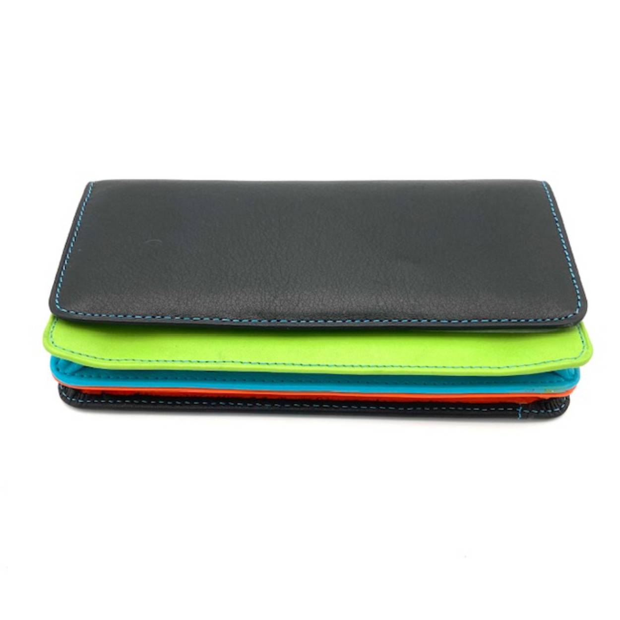 Mooie portemonnee voorzien van klep en soufflee aan de onderzijde..
Ruimte voor 13 pasjes. Achter rits voor de munten, binnenrits en twee vakken voor papiergeld.

Afmetingen:
Hoogte 8.5cm x breed 18cm x diep 3cm