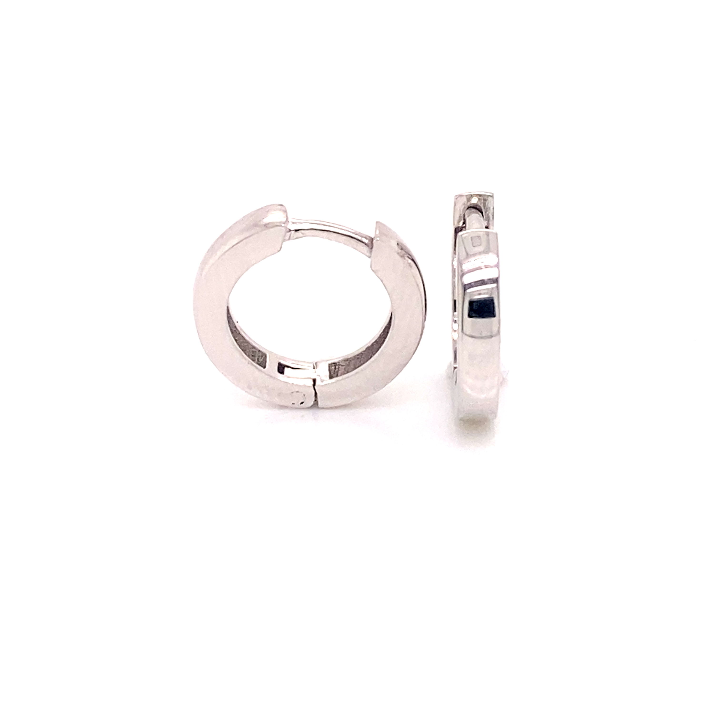 Deze 925 zilveren klapoorringen zijn volledig glad gepolijst en licht gebold van vorm. Deze oorringen zijn perfect voor iemand die houdt van zilveren sieraden.