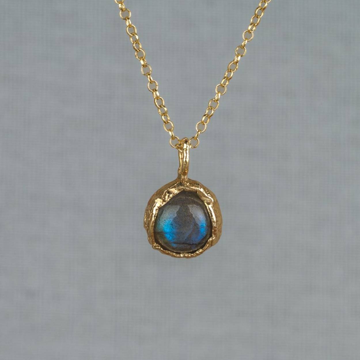 Collier gemaakt van zilver verguld met daaraan een vergulde hanger met Labradoriet. 
Het formaat van de hanger is	20x13mm