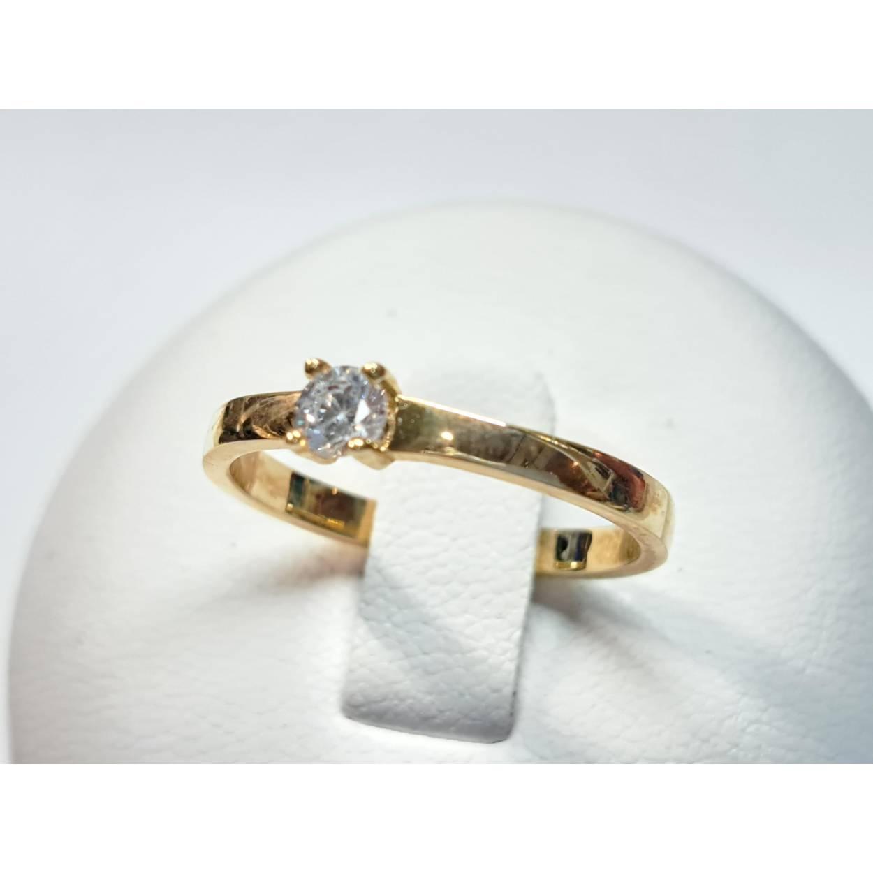 14 Karaat geel gouden solitaire ring bezet met briljant geslepen zirkonia in klauwzetting. 