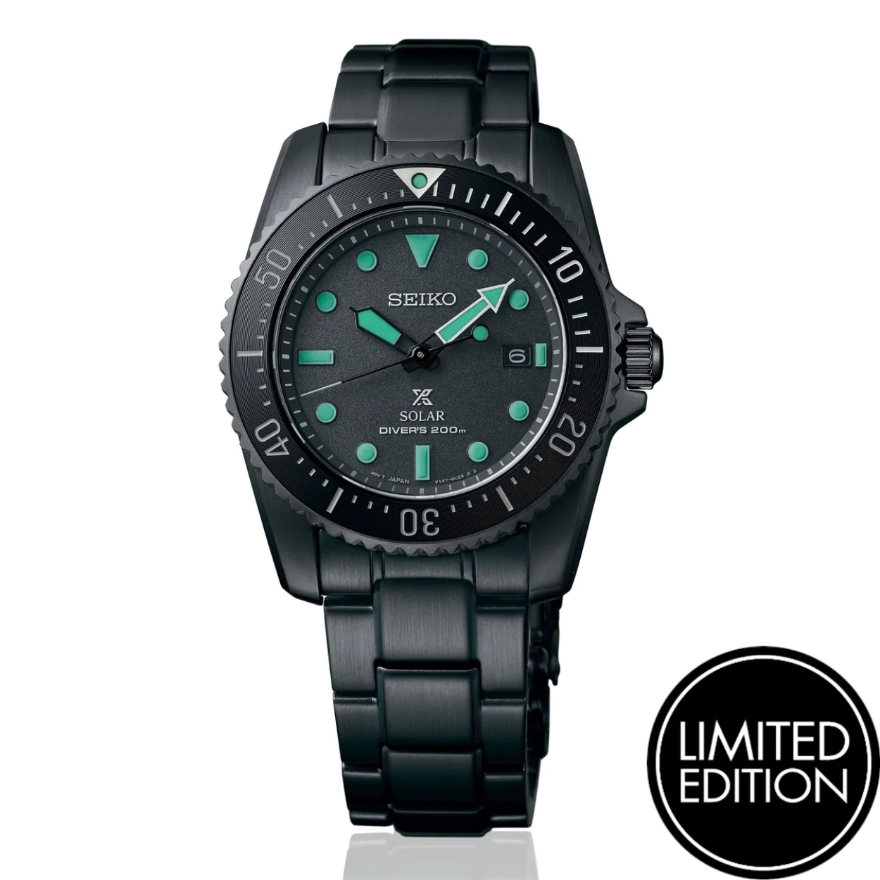Het Seiko kaliber V147 met dag- /datumweergave is een Solar horloge. Seiko Solar maakt gebruik van een ultra-efficiënte Solar cel die in staat is om uit alle soorten licht, dus niet alleen zonlicht, energie te creëren. Deze energie wordt opgeslagen in een zeer kleine oplaadbare batterij die vele malen langer meegaat dan conventionele batterijen. Het uurwerk wordt beschermd tegen overladen. Dit maakt het horloge vrijwel onderhoudsvrij. Indien volledig opgeladen heeft kaliber V147 een energiereserve van 10 maanden. Het horloge beschikt over een handige instant start-functie. Dit houdt in dat wanneer het horloge geen energie meer heeft, en het weer aan voldoende (zon)licht wordt bloot gesteld, het horloge meteen start en het horloge laat de secondewijzer in stappen van 2 seconden lopen totdat het horloge weer over voldoende energie beschikt.
