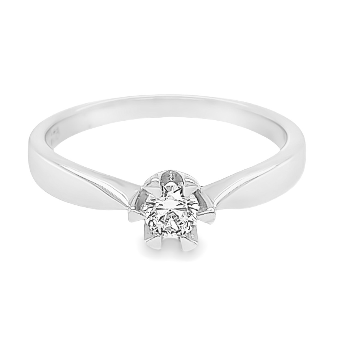 Deze prachtige zilveren ring met een gerhodineerde afwerking is een echte eyecatcher. Het solitaire ontwerp met zirkonia straalt pure elegantie uit en maakt deze ring perfect voor elke gelegenheid. Het fijne ontwerp maakt deze ring ideaal voor dames die op zoek zijn naar een verfijnd sieraad. De briljante zirkonia voegt een vleugje glamour toe, terwijl de zilverkleurige glans de ring tijdloos maakt. Dit speciale item is een absolute must-have voor elke sieraden liefhebber.