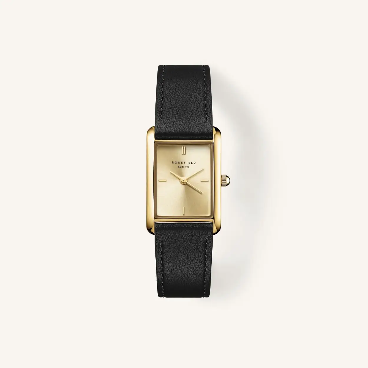 The Heirloom is een gloednieuwe stijl, van de behuizing tot de wijzerplaat en de band. De rechthoekige, dikkere behuizing voegt een vleugje verfijning toe, terwijl de dubbele afwerkingen op de wijzerplaat een moderne uitstraling geven.