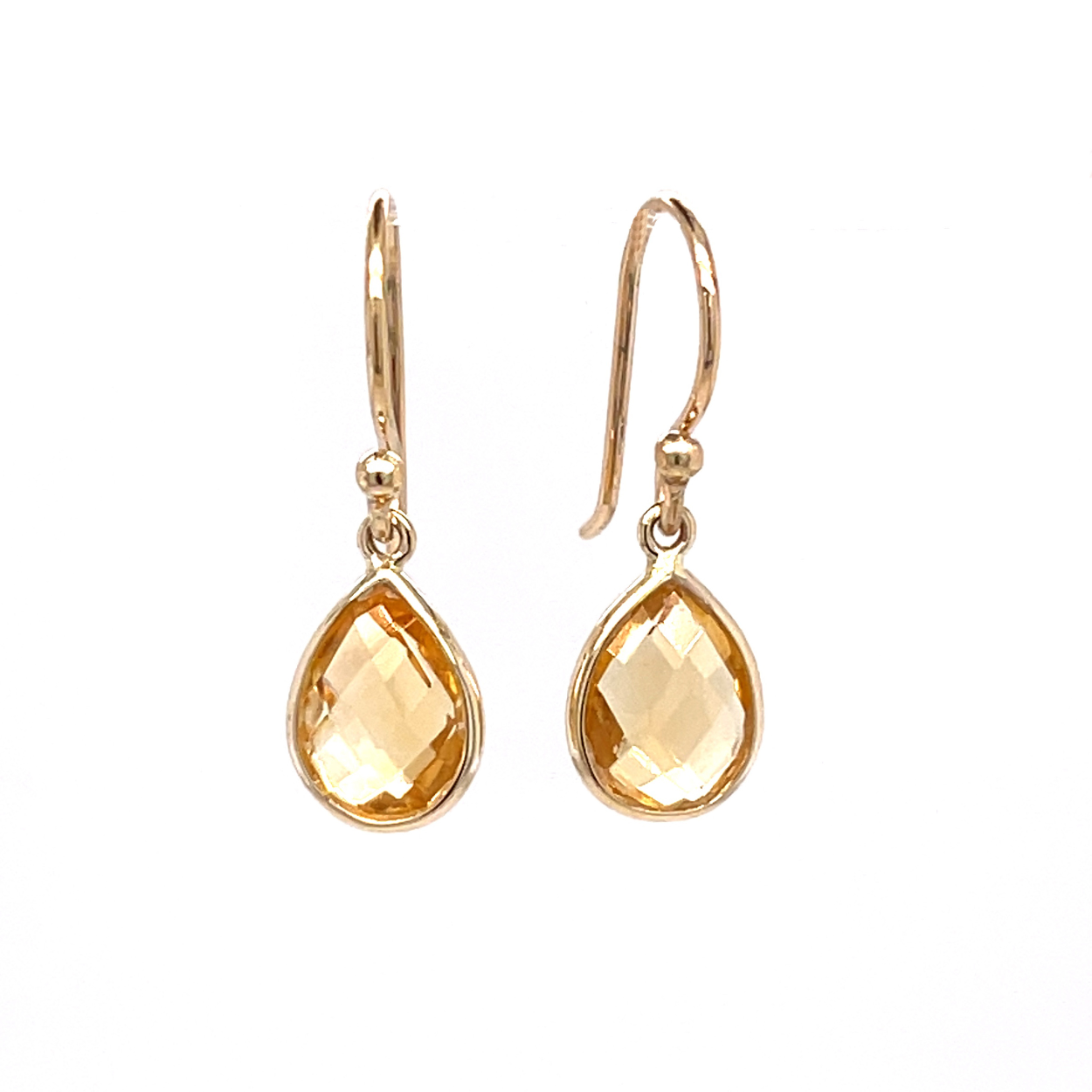 Druppelvormige oorhanger. In de oorhanger zit een citrine ingelegd.