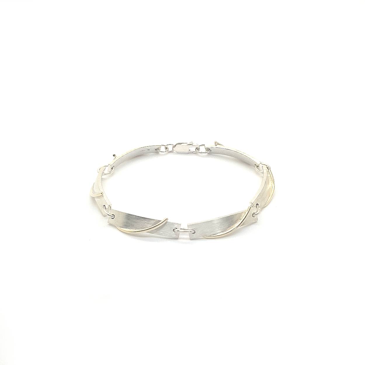 
Strakke armband  met golvende gouden lijn.

Maak een afspraak en kom deze prachtige armband passen! Of bestel haar gelijk, dan sturen we deze mooi verpakt naar je toe.