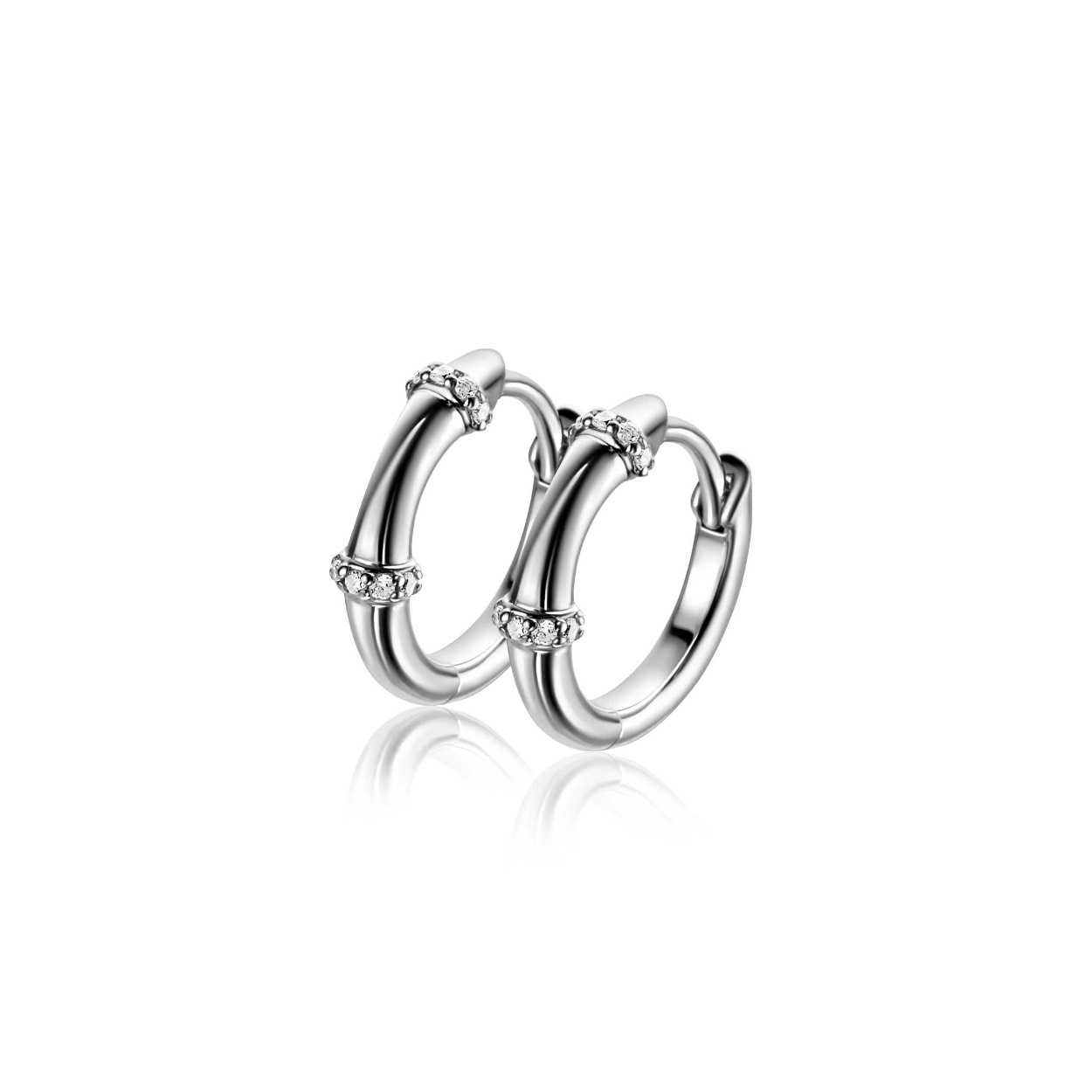 ZINZI zilveren oorringen (15x4mm) met bamboo uitstraling. Over de oorring zijn gelijkmatig zes witte zirkonia's, rondom de buis, verdeeld. Met luxe en gemakkelijke klapsluiting. Combineer de oorringen met de bijpassende ring. Vervaardig van eerste gehalte zilver (925) en voorzien van een extra rodiumlaag voor een langdurige glans.
