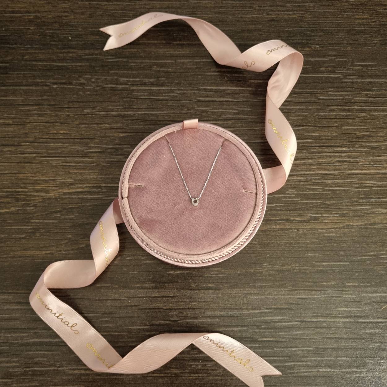 Dit prachtige 18 karaat witgouden Minitials Signature collier is voorzien van een 18 karaat gouden hoefijzer. U kunt dit collier uitbreiden met andere symbolen.