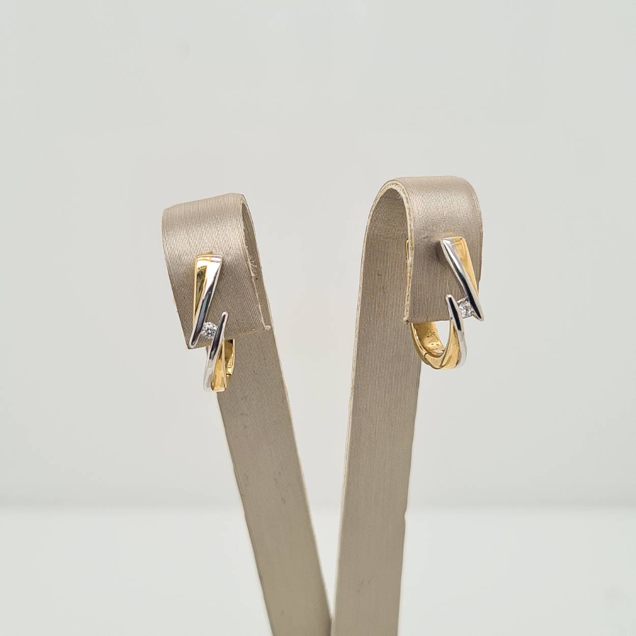 Prachtige 14 karaat gouden oorbellen met diamant, 0.03crt.