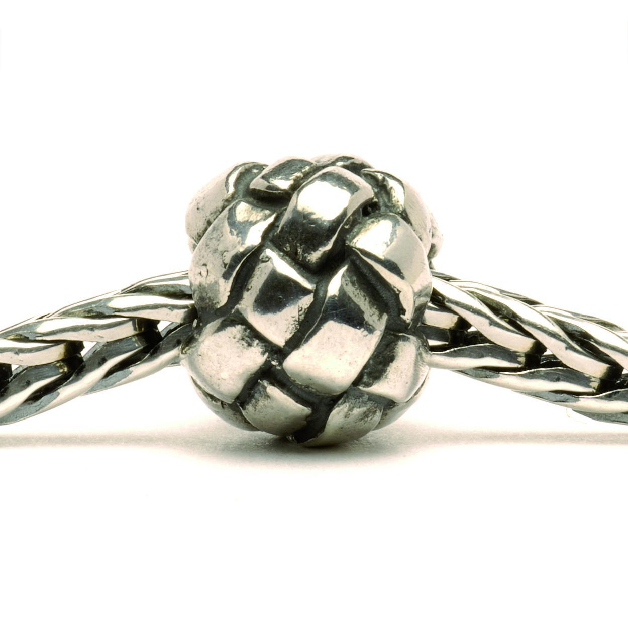 Deze trollbead heeft een fijn gevlochten patroon, inspiratie hiervoor is opgedaan bij de oude technieken van het mandvlechten.