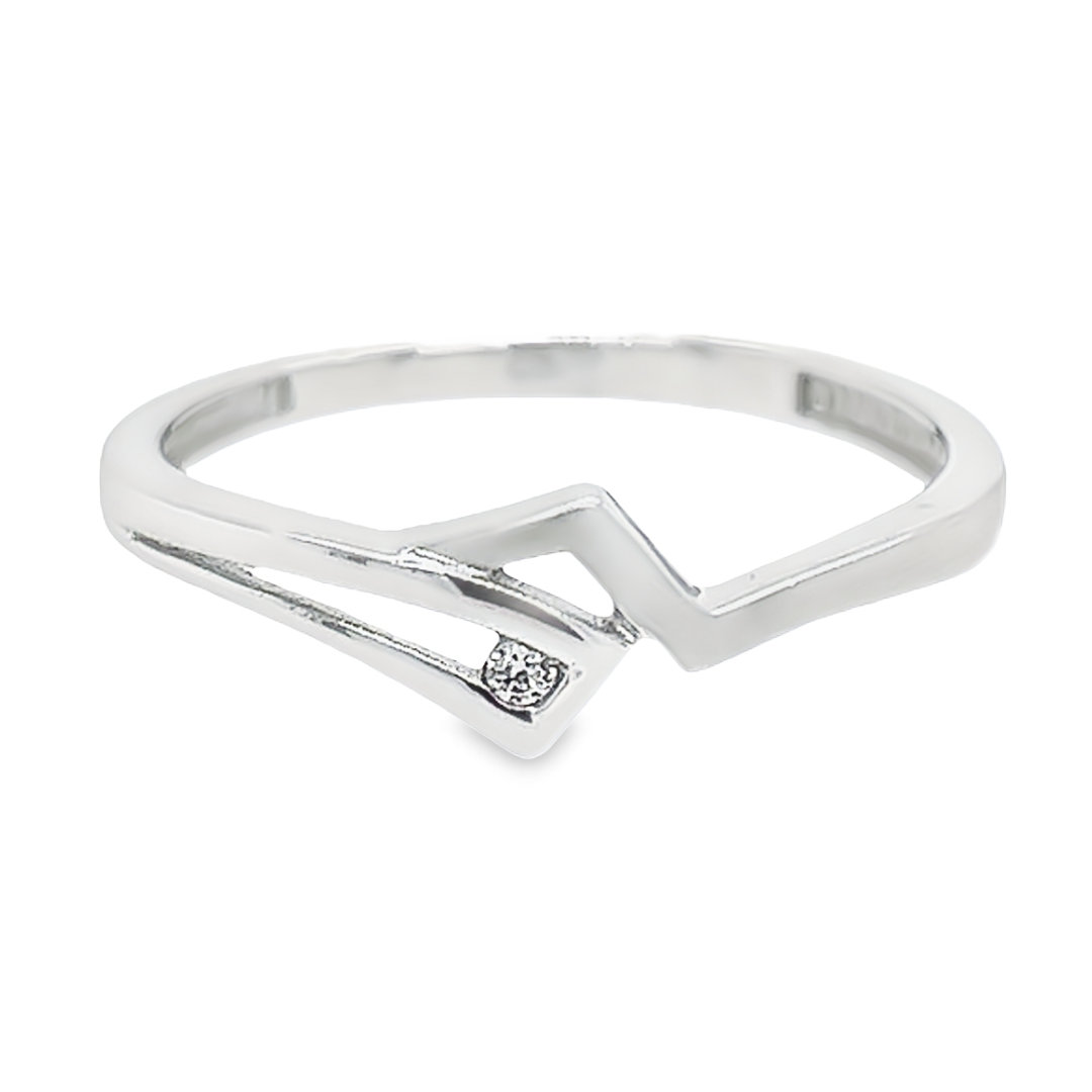 Deze witgouden ring heeft een bijzondere uitstraling. De ring is prachtig bewerkt en gedeeltelijk gematteerd. De steen is een briljant geslepen zirkonia. De ring heeft dankzij de zirkonia steen werkelijk een schitterende uitstraling.
