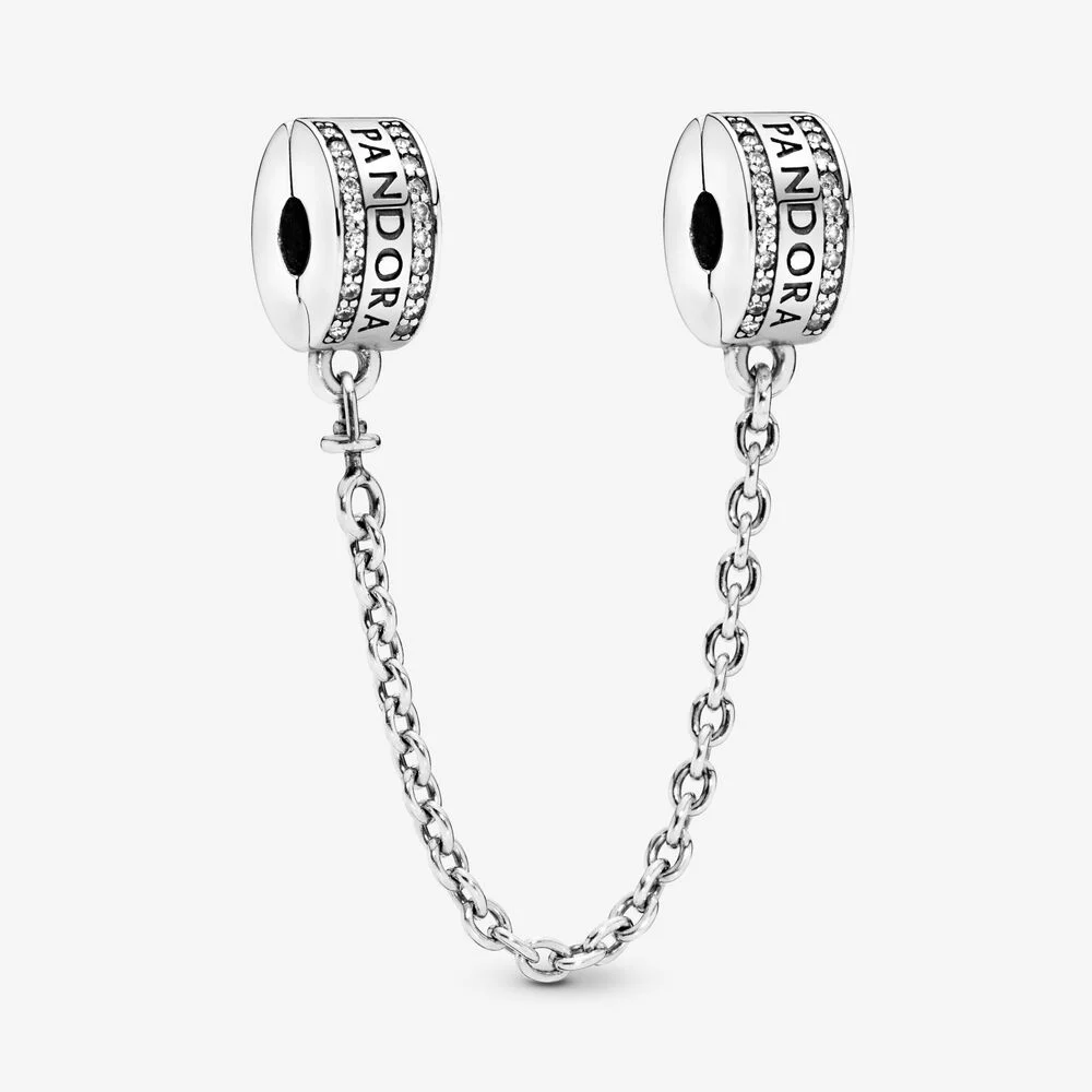 Onze sterlingzilver veiligheidsketting houdt je bedels veilig op je armband en hij brengt wat subtiele beweging in je styling. Het is dus de perfecte toevoeging aan je collectie. Hij is afgezet met rijen zirkonia, voorzien van ons logo en uitgevoerd met draaibare uiteinden om te voorkomen dat de ketting in de knoop raakt. Bevestig aan de uiteinden van je Pandora Moments-armband en je bent klaar.