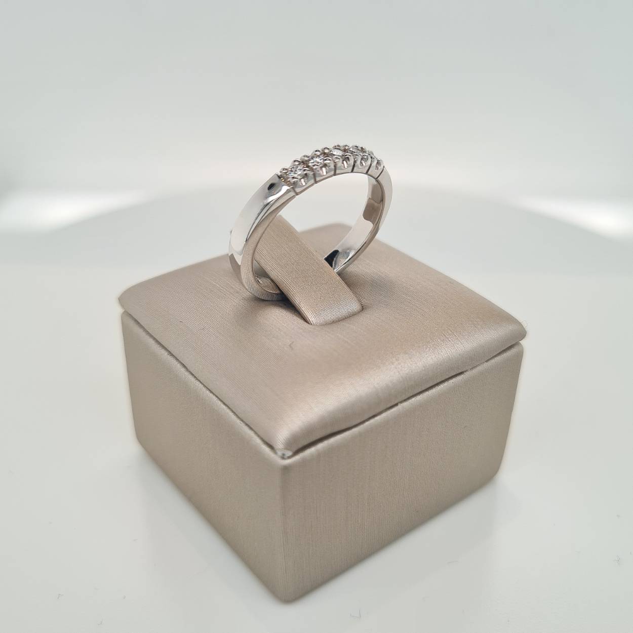 Prachtige 14krt witgouden alliancering met 5 diamanten 0,15 H P1.

Deze ring is maat 54 (17 1/4), 