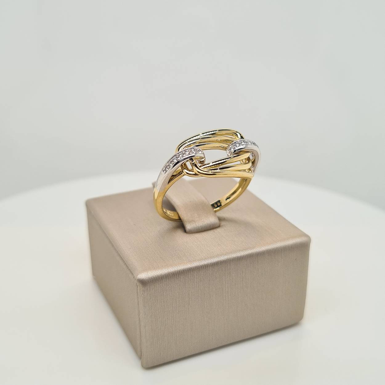 Prachtige 14 karaat gouden ring met diamant, 0.08crt. De maat van de ring is 55.