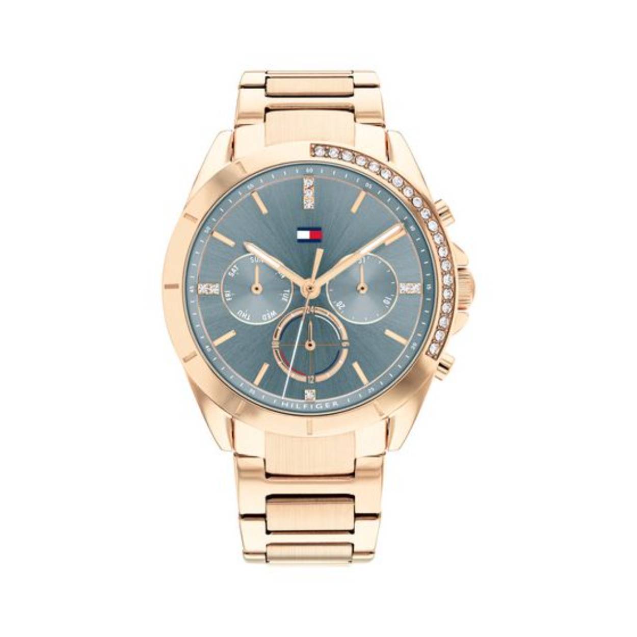 Dit Tommy Hilfiger horloge model Kennedy is uitgevoerd in  verguld staal. De kast van het horloge is voorzien van een rij zirkonia steentjes. Deze vind je ook op de twaalf,drie,zes en negen aanduiding. De wijzerplaat is blauw-grijs met goudkleurige accenten. De kastdiameter is 38mm.

Stijl is waar alles om draait bij Tommy Hilfiger. Klassiek, tijdloos, dynamisch en voor iedereen een eigen uitstraling. De ontwerpen spelen met de traditie door een creatieve draai te geven aan klassiekers.