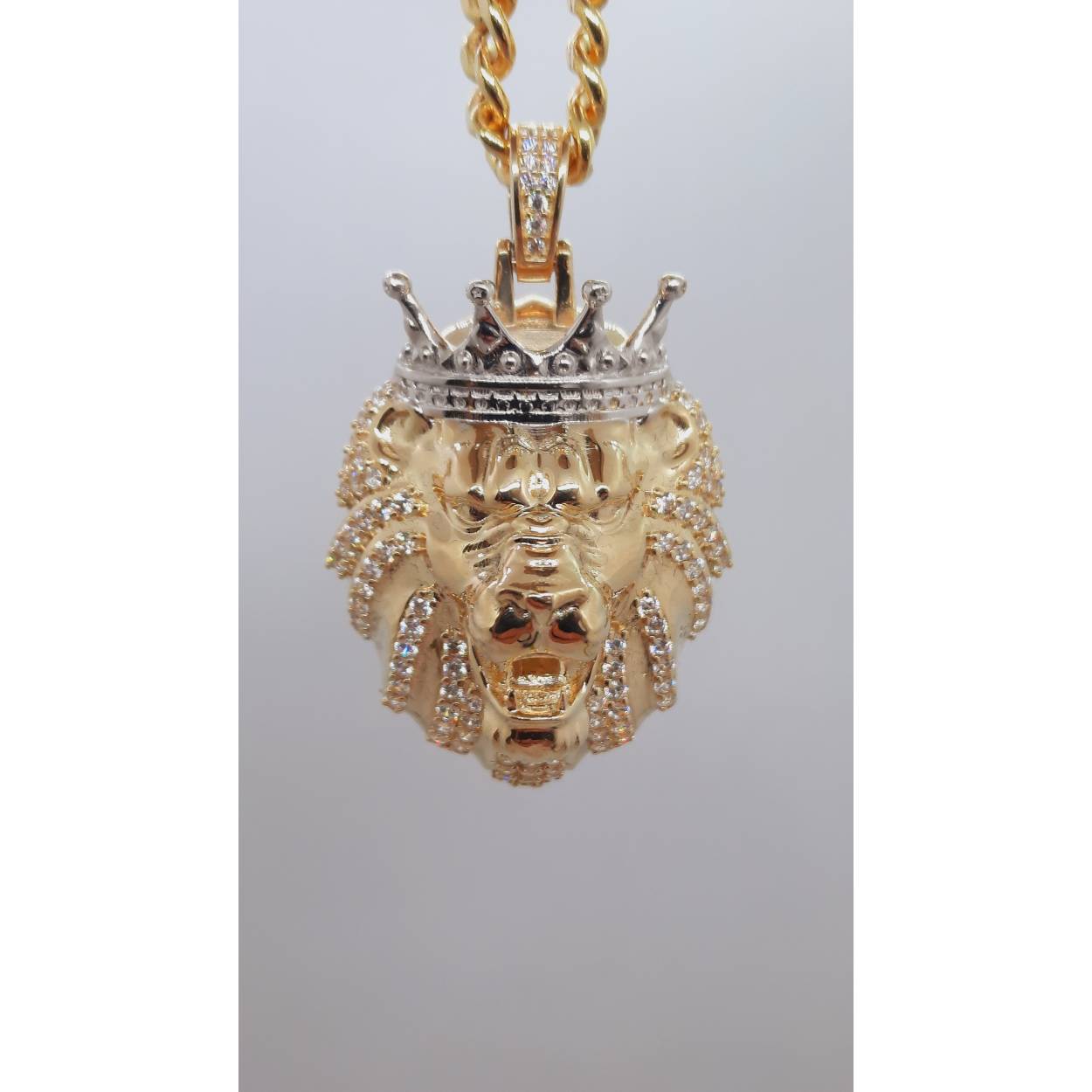 De gouden hanger met modelnummer BREA-JOY-0004228 is een prachtig sieraad. Gemaakt van 14-karaats goud, straalt het glans en luxe uit. Met een hoogte van 42 mm en breedte van 26 mm weegt de hanger 14,22 gram. Perfect om te dragen als opvallend middelpunt bij zowel formele als informele gelegenheden. Voeg een vleugje elegantie toe aan elke outfit!