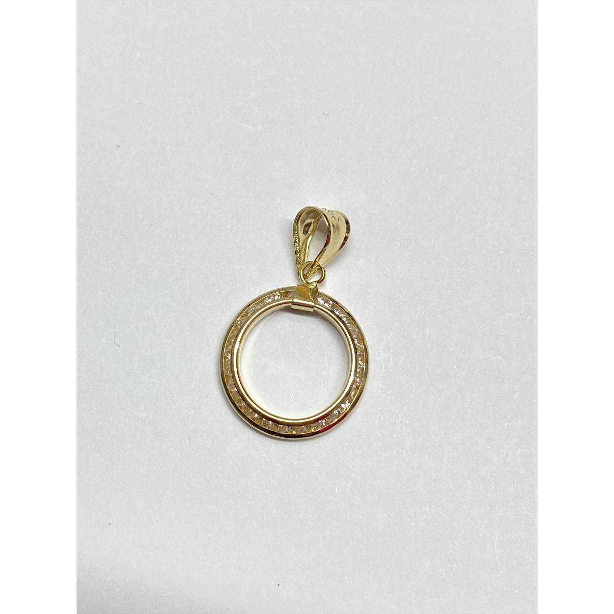 14 Karaat geel gouden open rond hanger tweezijdig. Een kant glad en andere kant bezet met briljant geslepen zirkonia.