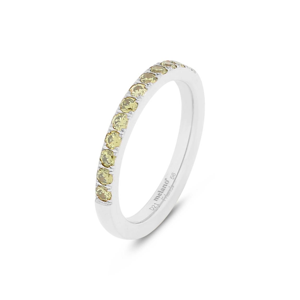 De Melano Friends Saddy ring is een prachtige sprankelende ring die zowel los te dragen is, maar ook geweldig staat als aanschuifring bij alle andere Melano ringen. De ring is een bredere variant van onze bekende Sadé CZ ring en is er in drie verschillende subtiele tinten zirkonia. De Saddy ring is 2,5 mm breed en is verkrijgbaar in een zilver-, rose goud- of goudkleurige plating.
