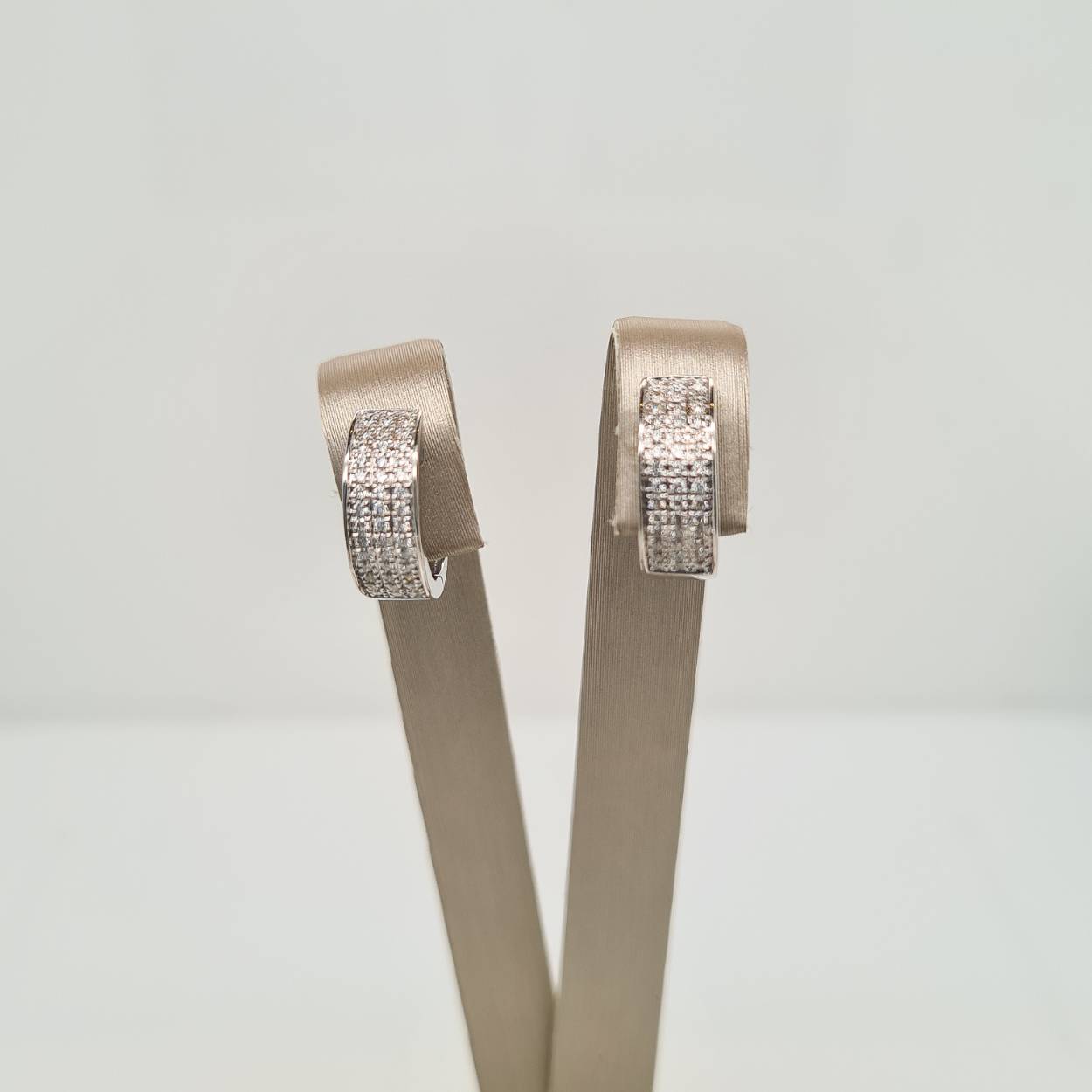 Prachtige 14 karaat witgouden oorbellen met diamant, 0.28crt. 
