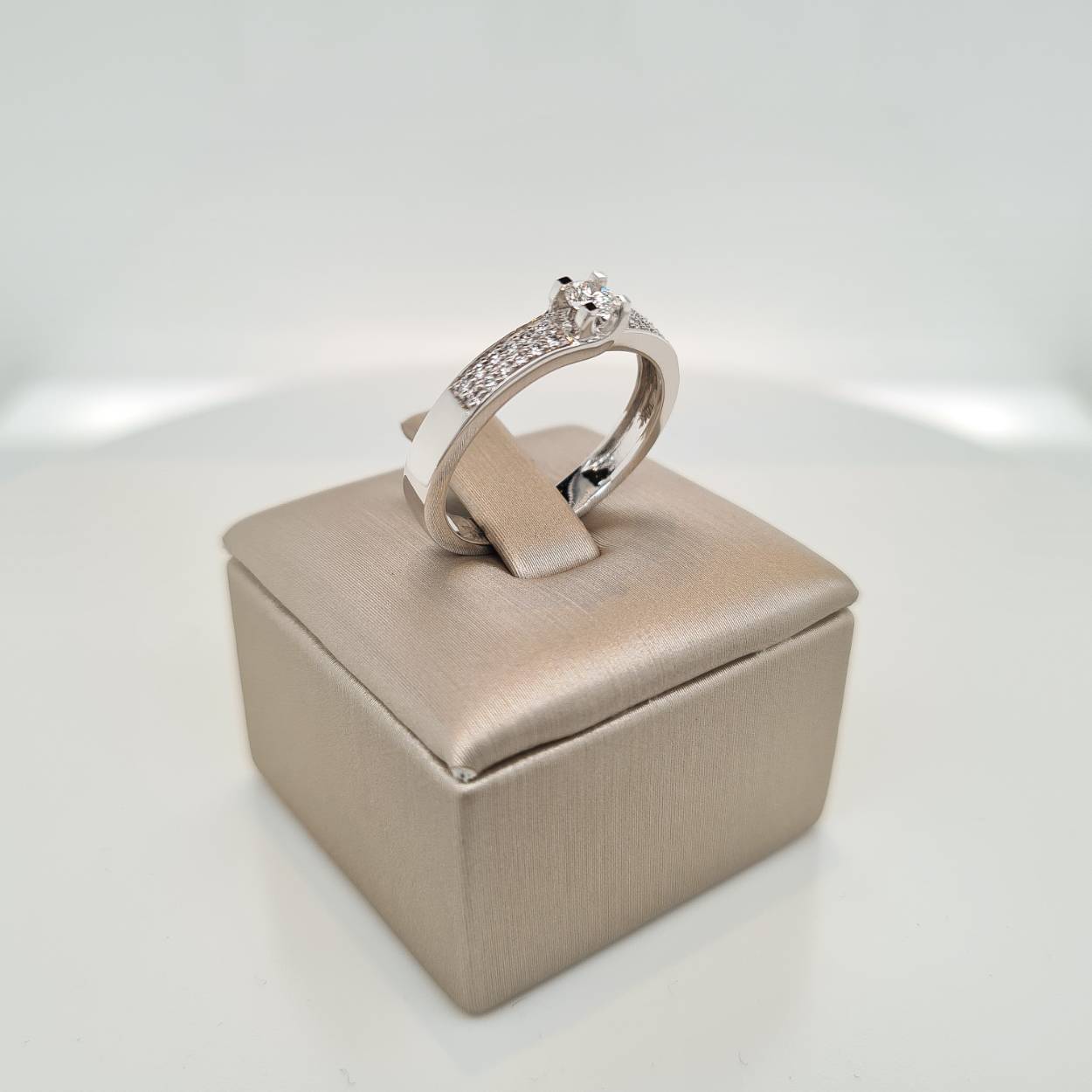 Prachtige 14krt witgouden ring met diamant 0,30crt H SI. De maat van de ring is 57 (18). Heeft u een andere maat neem dan gerust contact met ons op.
