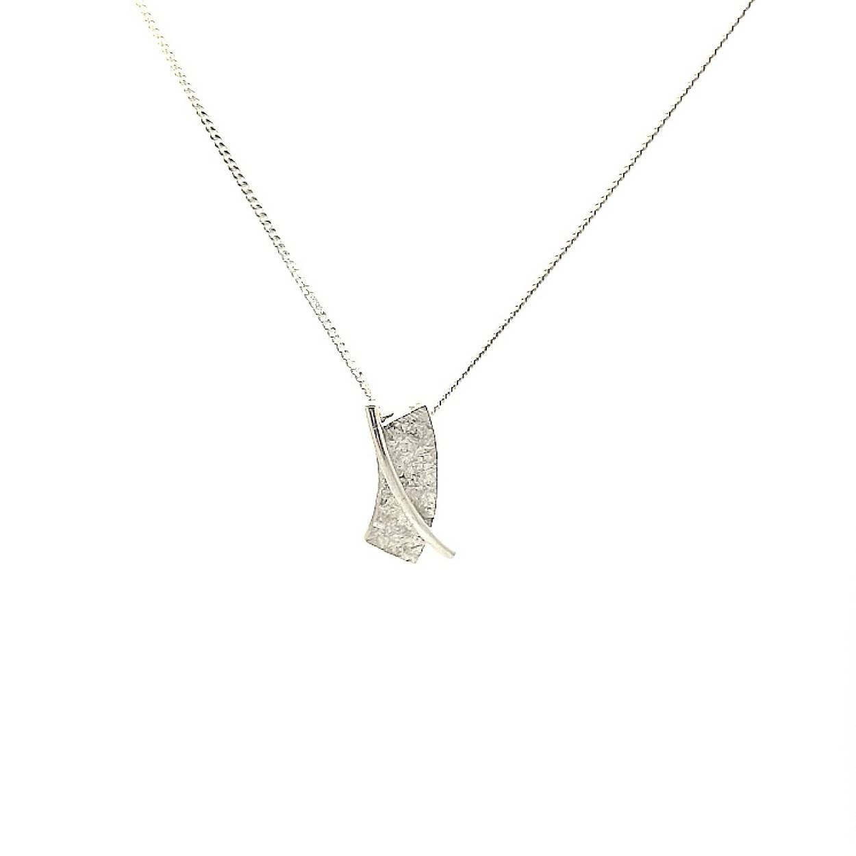 Onze Sunrise sieraden nemen je mee naar de zonsopgang. Op een speelse manier laten we de zon stralen en zie je de horizon op de achtergrond.

Maak een afspraak en kom deze hanger passen! Of bestel haar gelijk, dan sturen we deze mooi verpakt naar je toe.