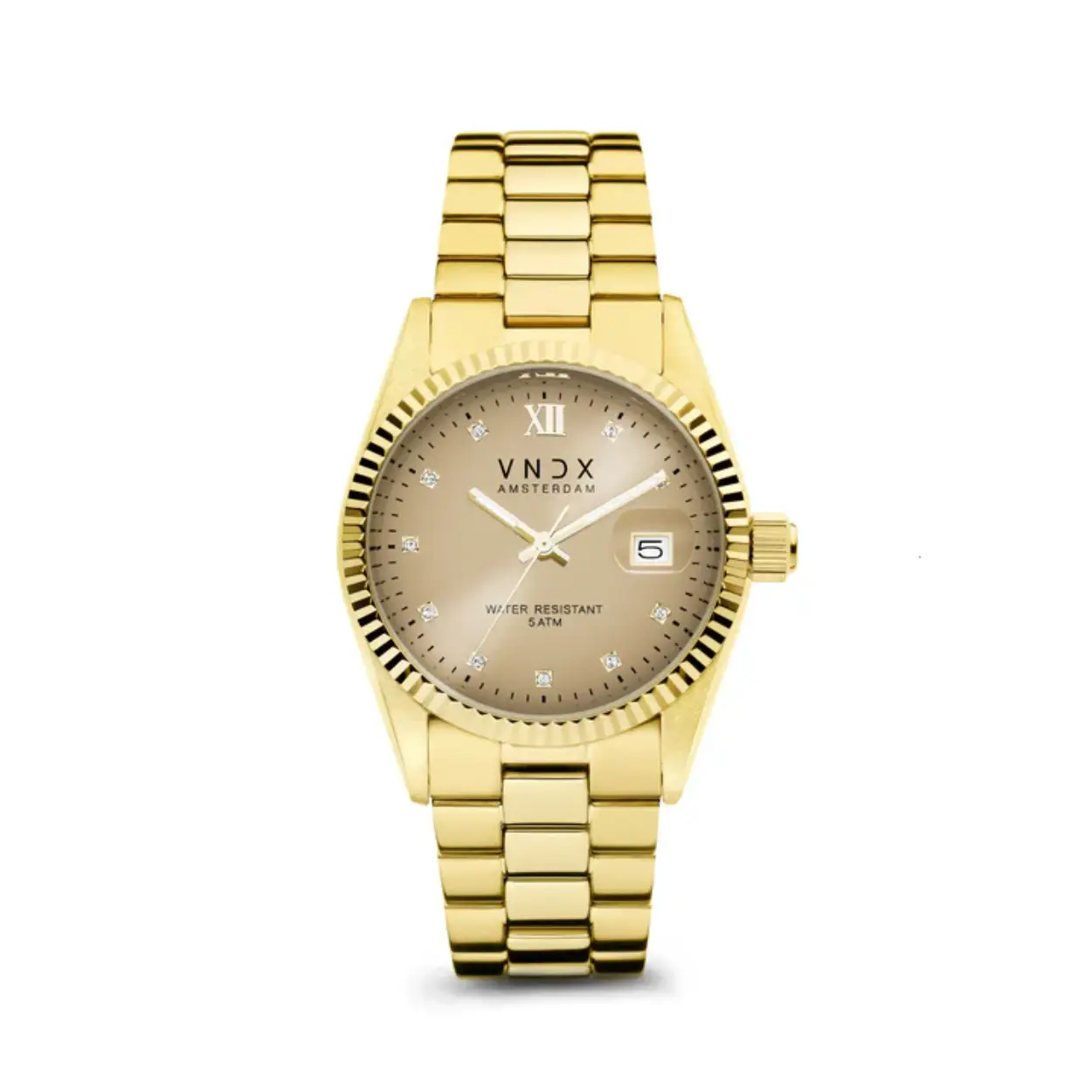 Maak kennis met de Dare Devil Medium: een opvallend horloge met een kastdiameter van 36 mm, een solide waterdichtheid van 5 ATM, lichtgevende Luminor wijzers en een chique Swarovski index. Dit horloge is zorgvuldig ontworpen om perfect om je pols te passen. 

Dit horloge straalt elegantie uit en trekt de aandacht met zijn sprankelende beige wijzerplaat, verfraaid met Swarovski steentjes. Of je nu van feesten houdt of ‘s nachts avonturen beleeft, de Dare Devil Medium is jouw ideale metgezel. De lichtgevende wijzers zorgen voor een “Glow in the dark” effect, zodat je altijd op tijd bent.