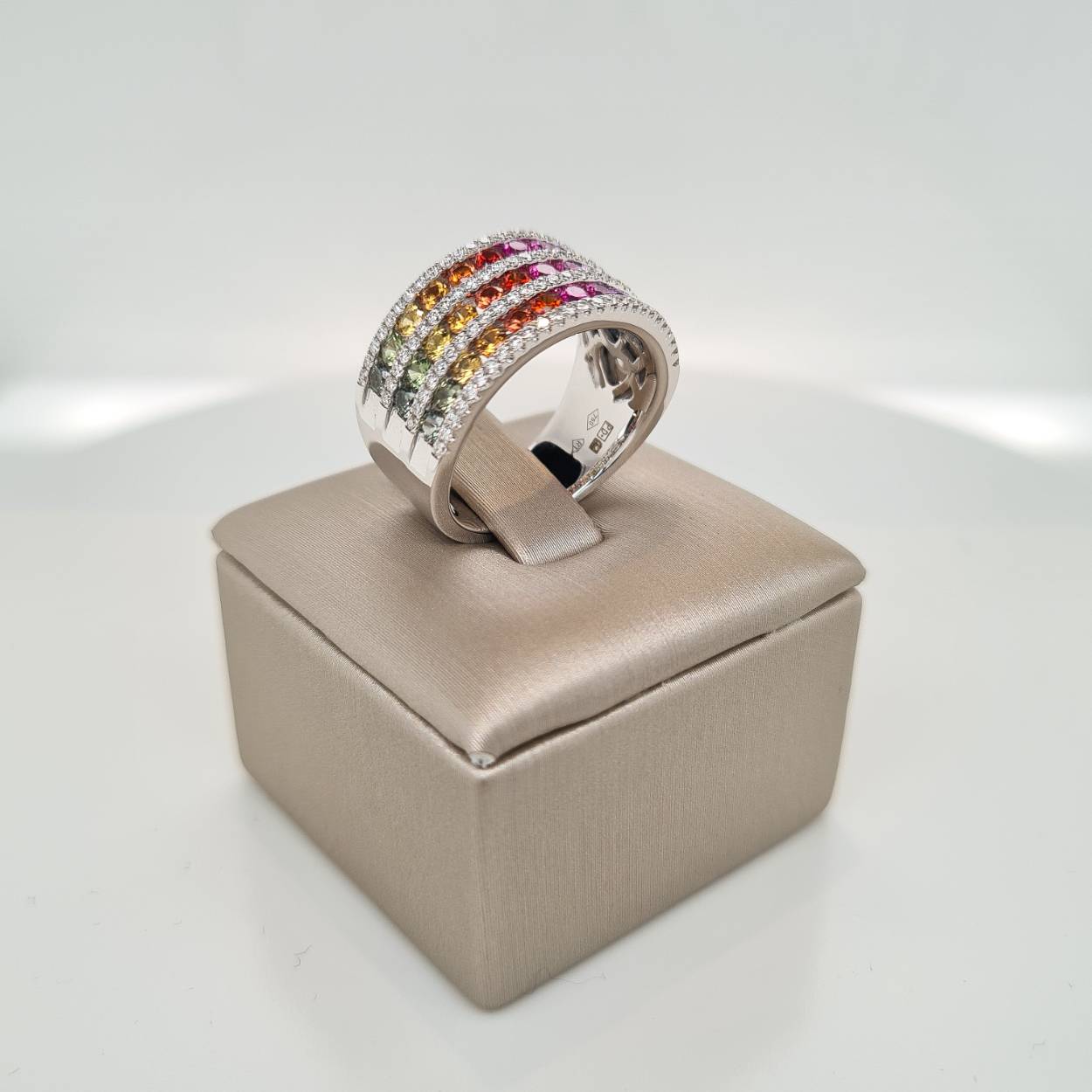 Prachtige 18krt witgouden ring met rainbow saffier en diamant.
De maat van de ring is 17. Heeft u een andere maat, neem dan gerust contact met ons op.

Tevens verkrijgbaar bijpassende oorsieraden, collier en spangarmband.