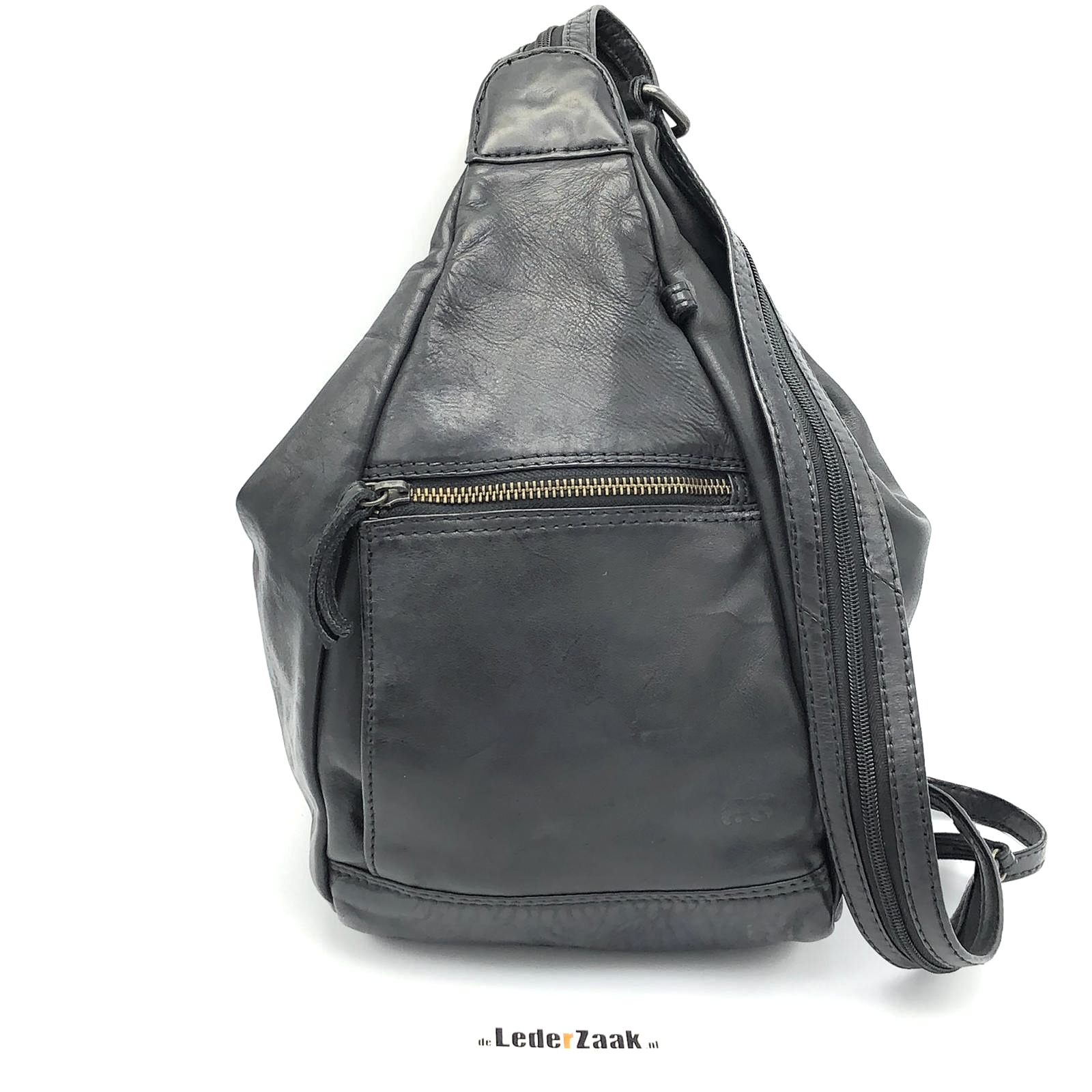 Klein rugtasje dat ook als schoudertas kan worden gedragen. Ritsvakje en telefoonvakje in de tas. Voor en achterzijde voorzien van rits. 
Afmetingen 34 cm hoog 19 cm breed 14 cm diep