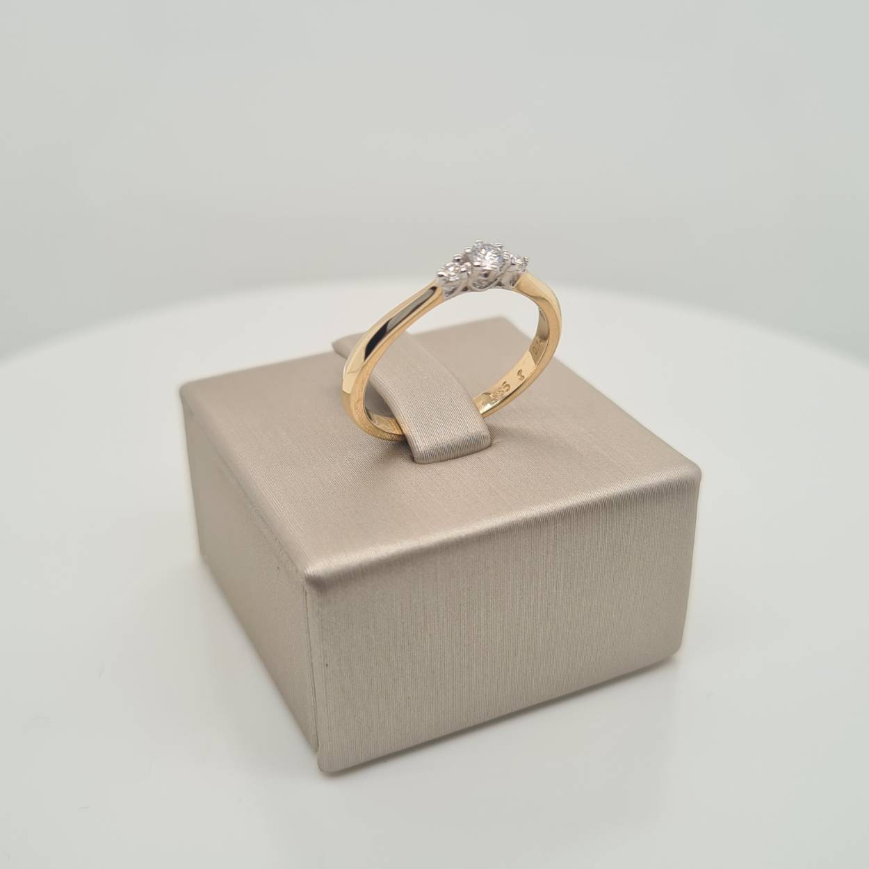 Prachtige 14krt gouden ring met diamanten 0,14crt H Si.

Deze ring is maat 53, heeft u interesse in een andere maat? Neem dan contact met ons op.