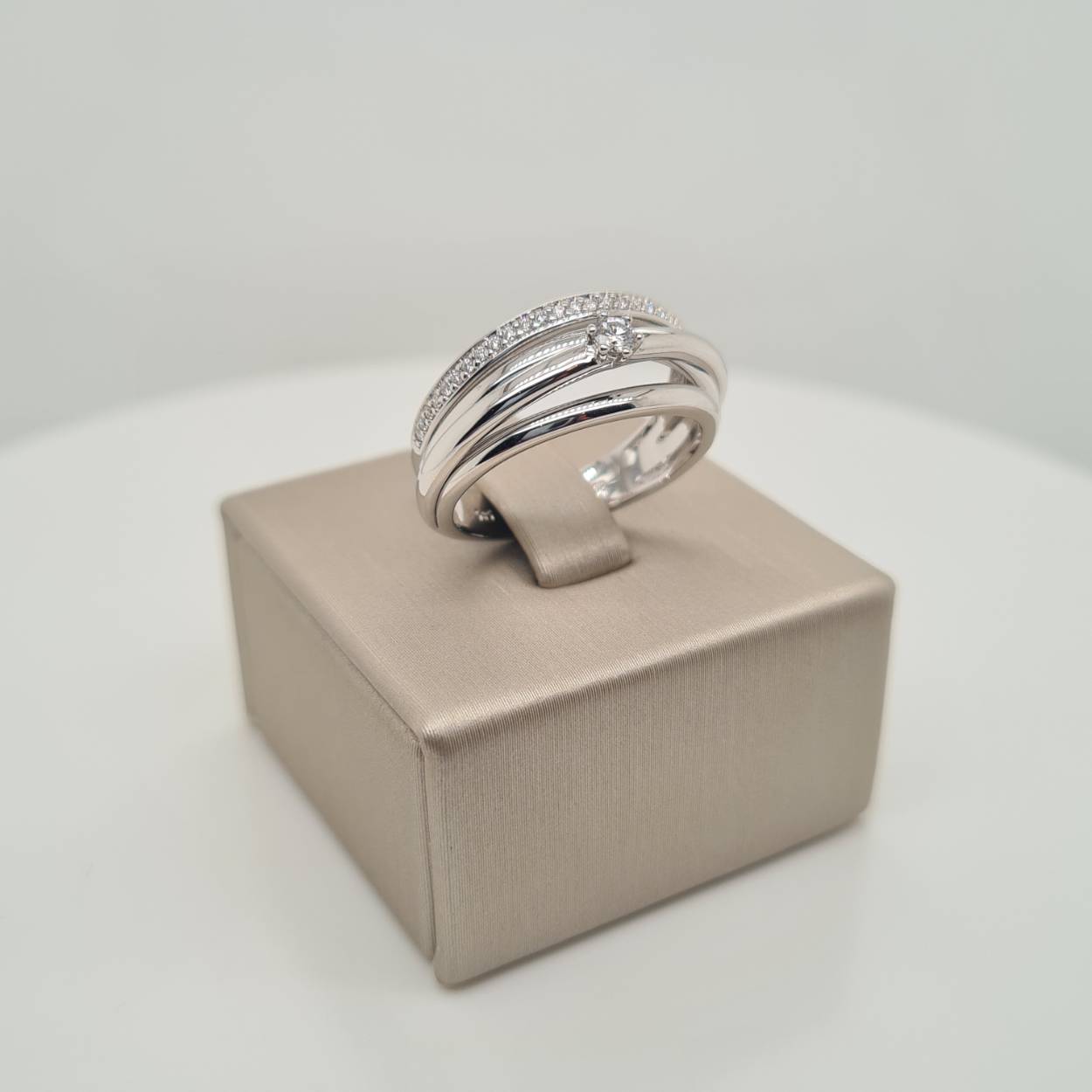 Prachtige 14krt witgouden ring met diamanten 0,18crt H Si.

Deze ring is maat 54, heeft u interesse in een andere maat? Neem dan contact met ons op
