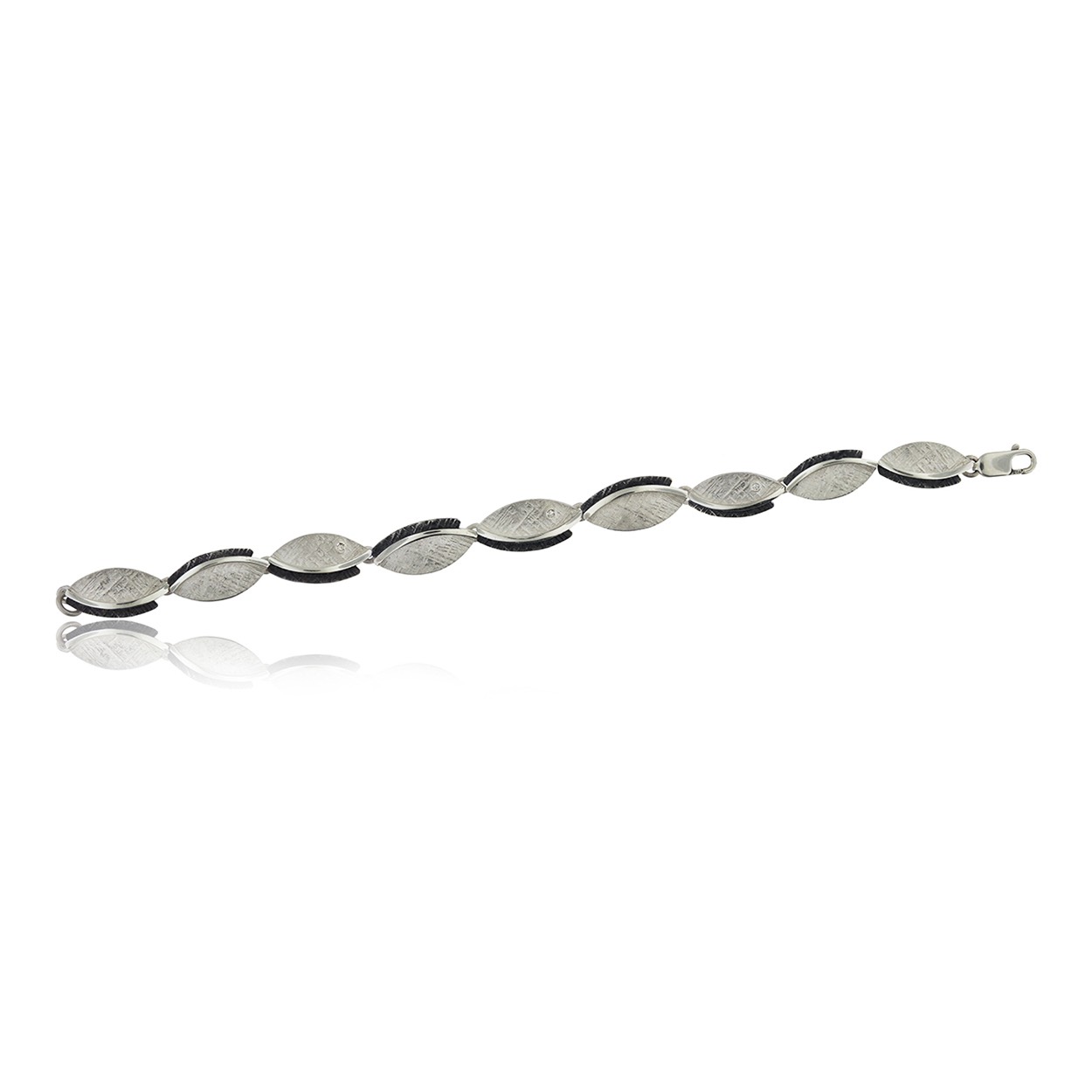 Zilveren armband met geoxideerd zilver en 3 diamanten 0.36crt totaal