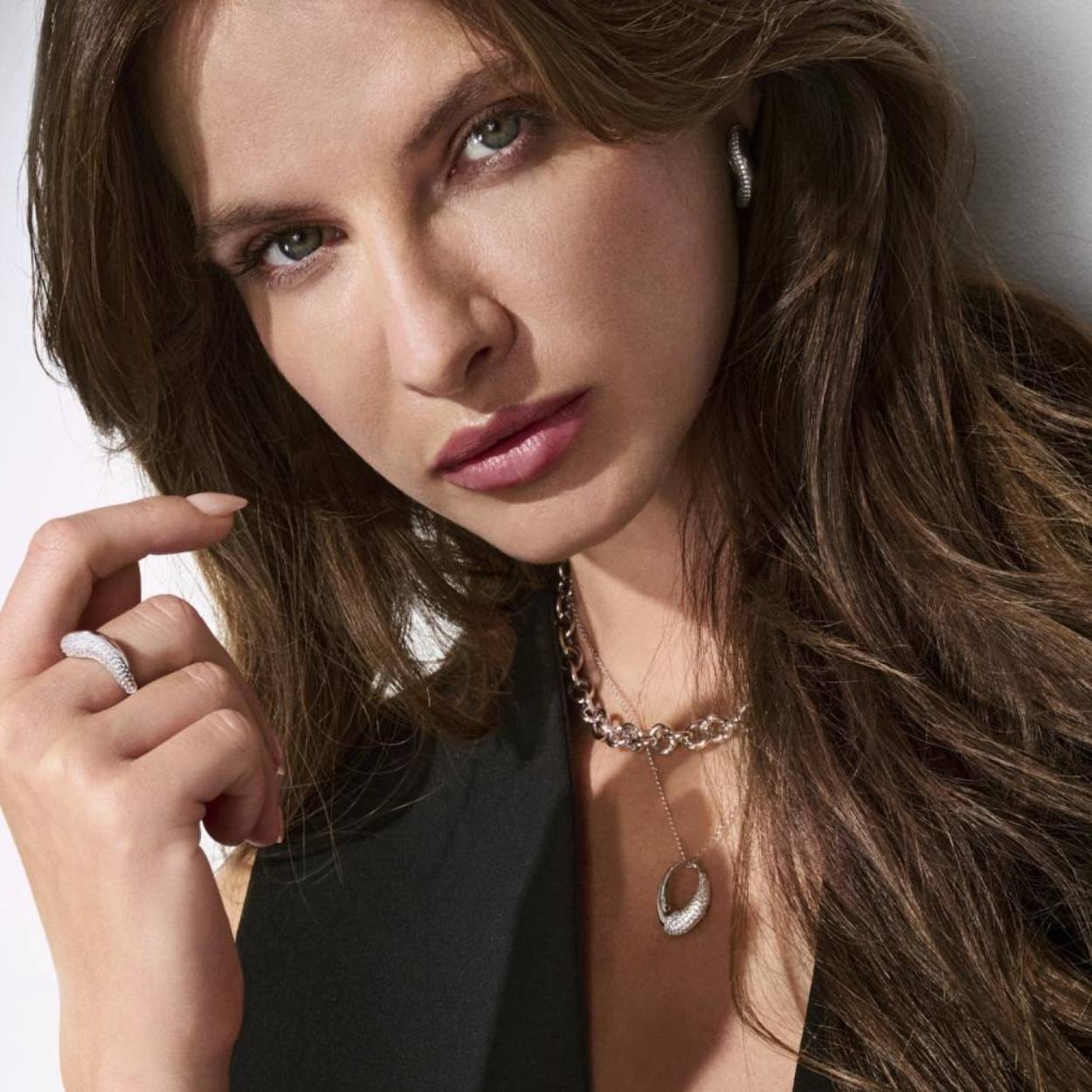 Dit is een collier van het merk Sif Jakobs gemaakt voor dames.
De specificaties zijn als volgt:
Breedte in mm: 9