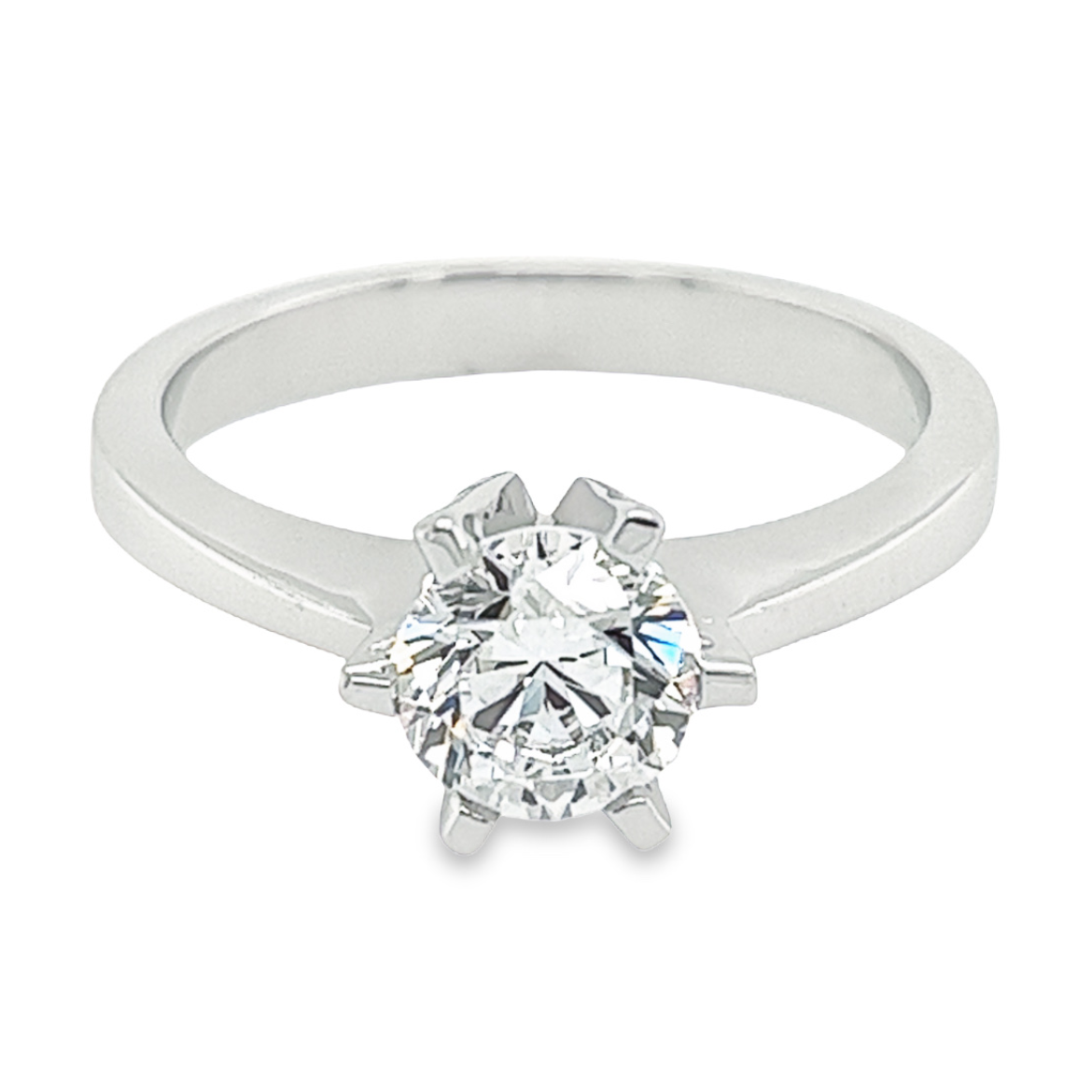 Deze prachtige zilveren ring is gerhodineerd voor extra bescherming en een langdurige glans. Het solitaire ontwerp met zirkonia steen straalt elegantie en verfijning uit, waardoor het perfect is voor elke gelegenheid. De ring is ontworpen voor dames en is een speciaal item met 3 briljante zirconia stenen. Het gewicht van de ring zorgt ervoor dat het stevig en massief aanvoelt, waardoor het een blijvende indruk maakt op elke drager. Een tijdloos sieraad dat elke outfit compleet maakt en een waardevolle aanvulling op je collectie is.