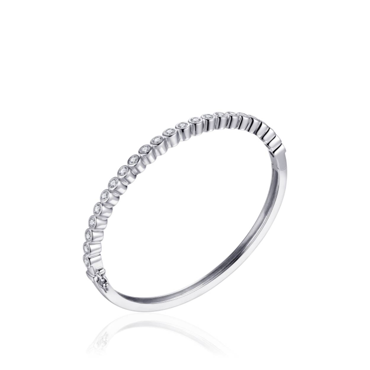 Deze mooie Zilveren vlakke armband met zirkonia's in kastzetting is beschikbaar in de maat 60mm.

Beschikt over scharnier en veiligheidssluiting.