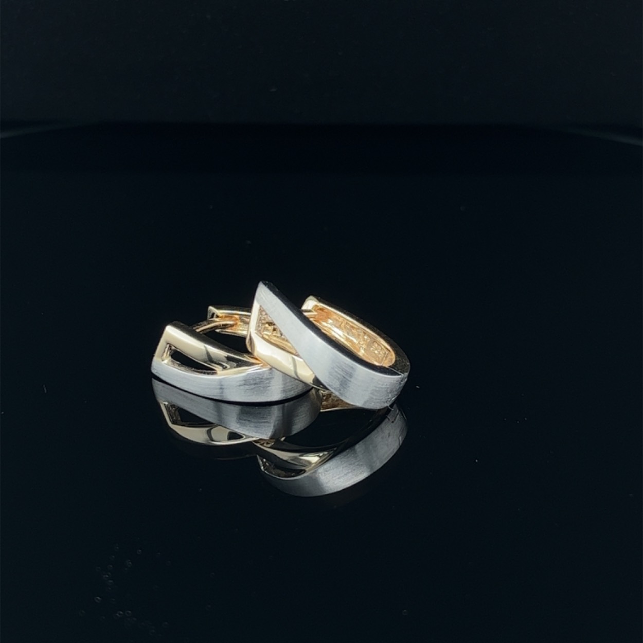 Prachtige wit/geel gouden creolen met een leuke fantasie werkje. Lekker neutraal en is altijd een goede aanvulling voor uw sieraden collectie.