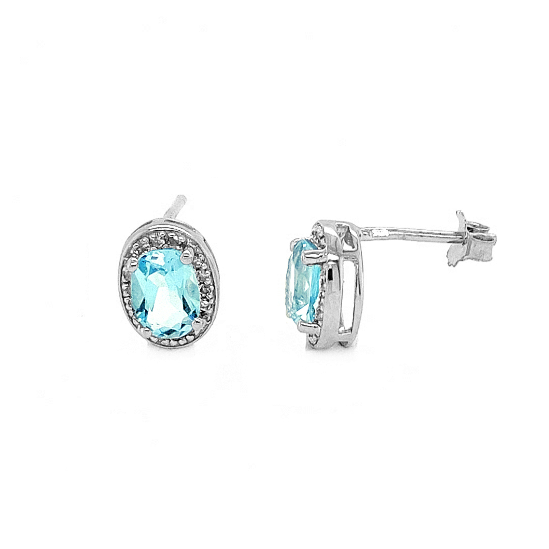 Deze witgouden oorstekers bevatten een schitterende blauwe topaas met diamantjes rondom. De topaas is mooi lichtblauw van kleur, dit combineert bijzonder mooi met het witgoud.

Oorstekers GOBS103WRSM zijn een setje met hanger GHABS047WRSM.