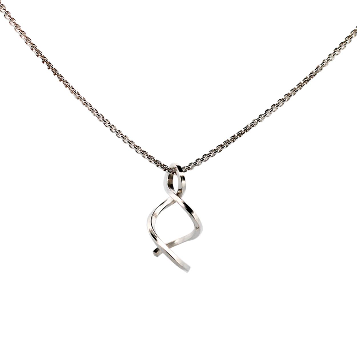 Sierlijke verfijnde draden laten deze ontwerpen voor zichzelf spreken. Met een letterlijke twist zijn deze sieraden goed draagbaar en makkelijk te combineren. Een energieke twist van sierlijkheid die jou laat stralen. Elk sieraad wordt met de hand gemaakt in ons eigen atelier en ontstaat spontaan op gevoel. Jouw Twist is dus altijd uniek.

Maak een afspraak en kom deze sierlijke hanger eens passen! Of bestel haar gelijk, dan sturen we deze mooi verpakt naar je toe.