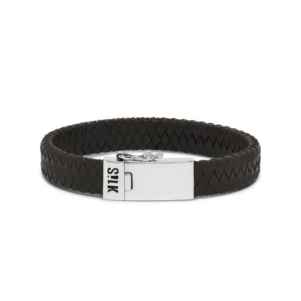 PRODUCT DETAILS
De 841BLK is een fijn gevlochten zwarte leren armband met stevige zilveren sluiting. De armband is gemaakt van 925 sterling zilver en zacht lamsleer, door het soepele leer draagt de armband prettig. De leren armband sluit middels een stevig zilveren bakslot en geeft de mogelijkheid om een naam, geboortedatum, initialen of een symbool te graveren. Als basisitem kun je deze armband perfect combineren met een zilveren statement piece uit onze collectie.