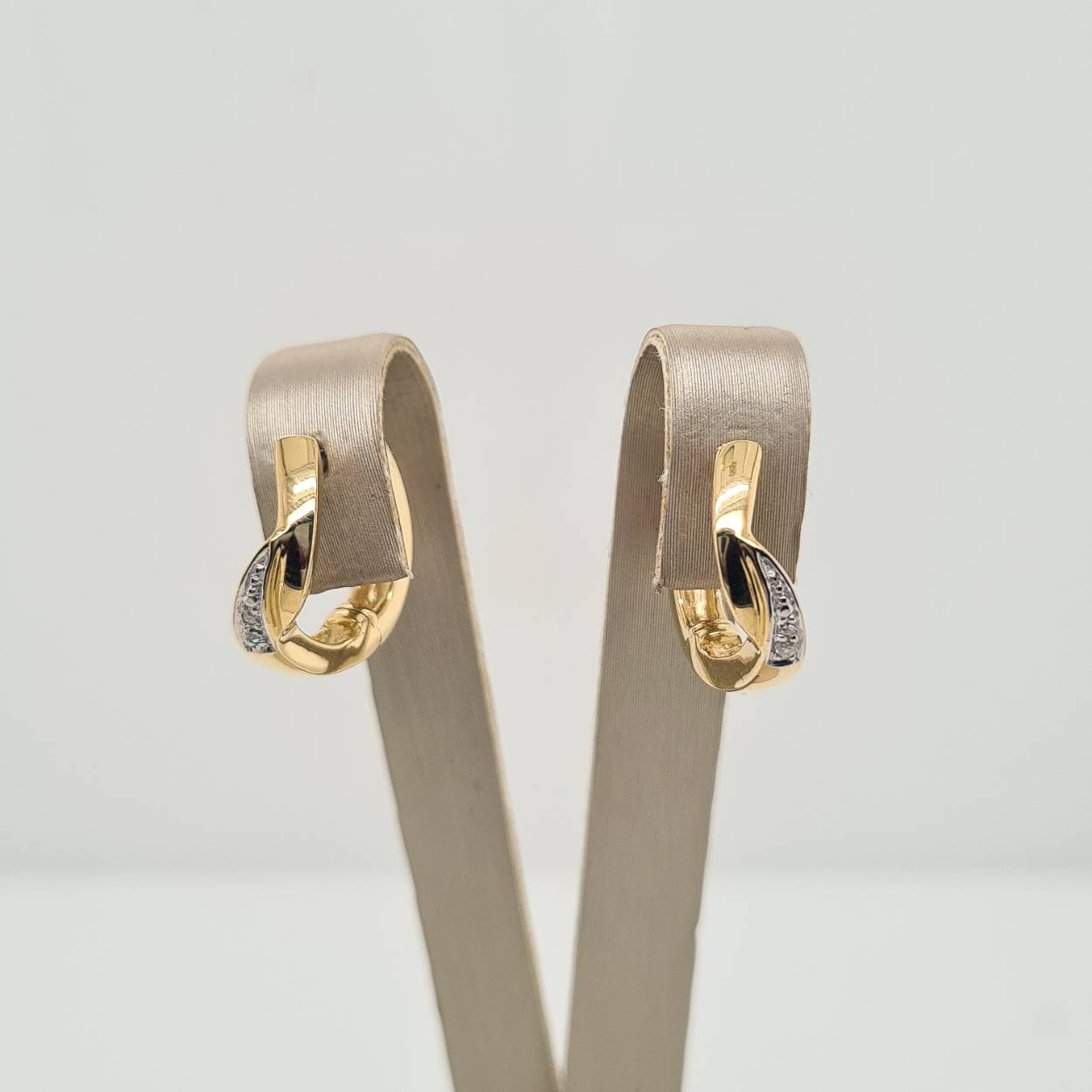 Prachtige 14 karaat gouden oorbellen met diamant, 0.03crt.