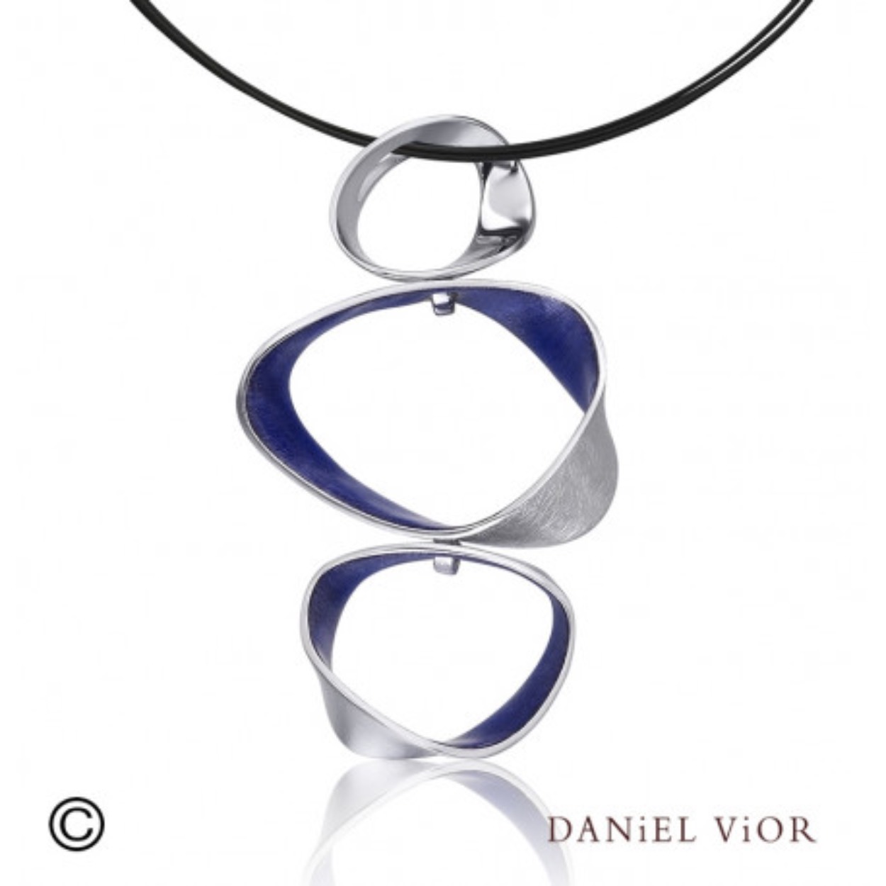 Zilveren hanger van DANiEL ViOR model Sipho met blauw emaille.